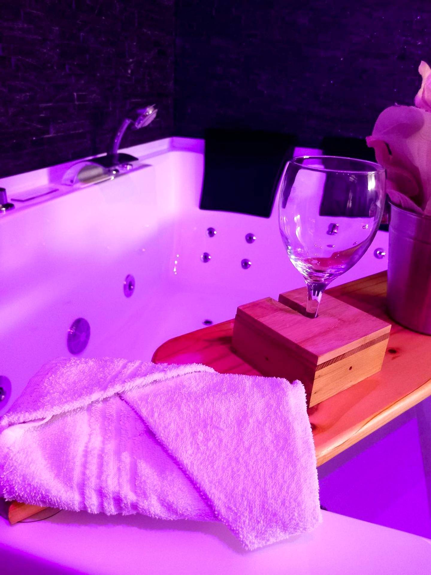 Jacuzzi privatif avec plateau de baignoire - Love Room Yvetot - Heavenly Love