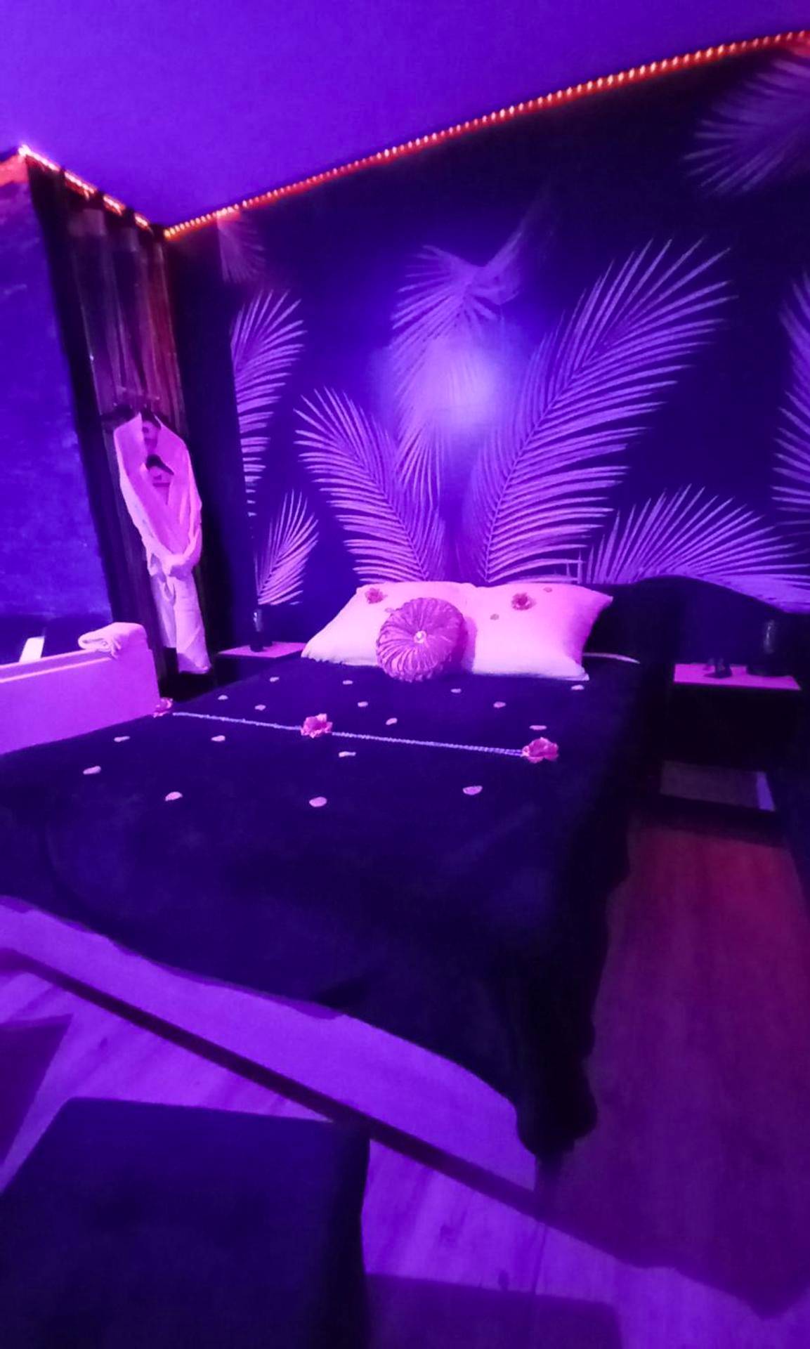 Lit double avec pétales et lumière tamisée - Heavenly Love