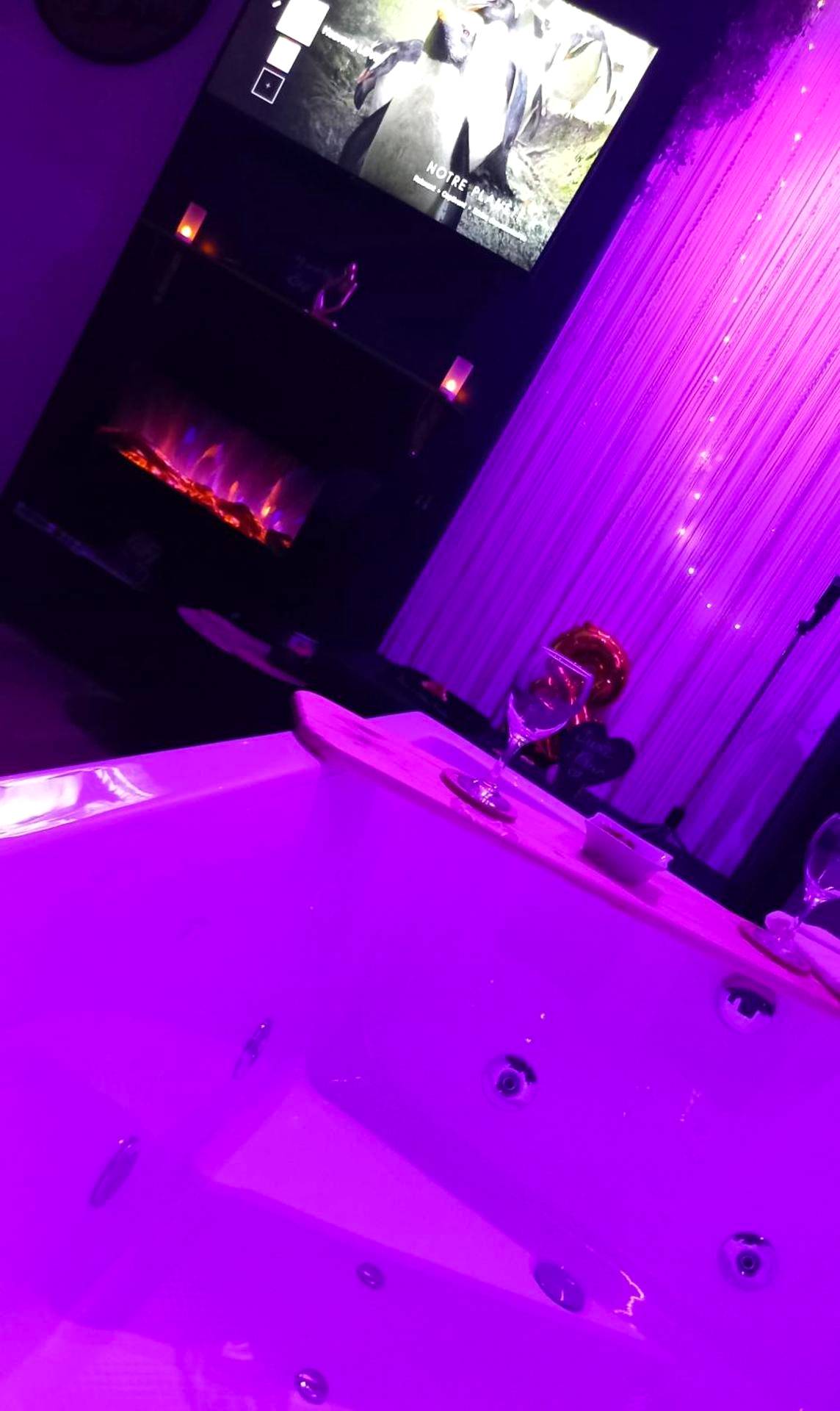 Baignoire balnéo face à la cheminée et TV - Heavenly Love