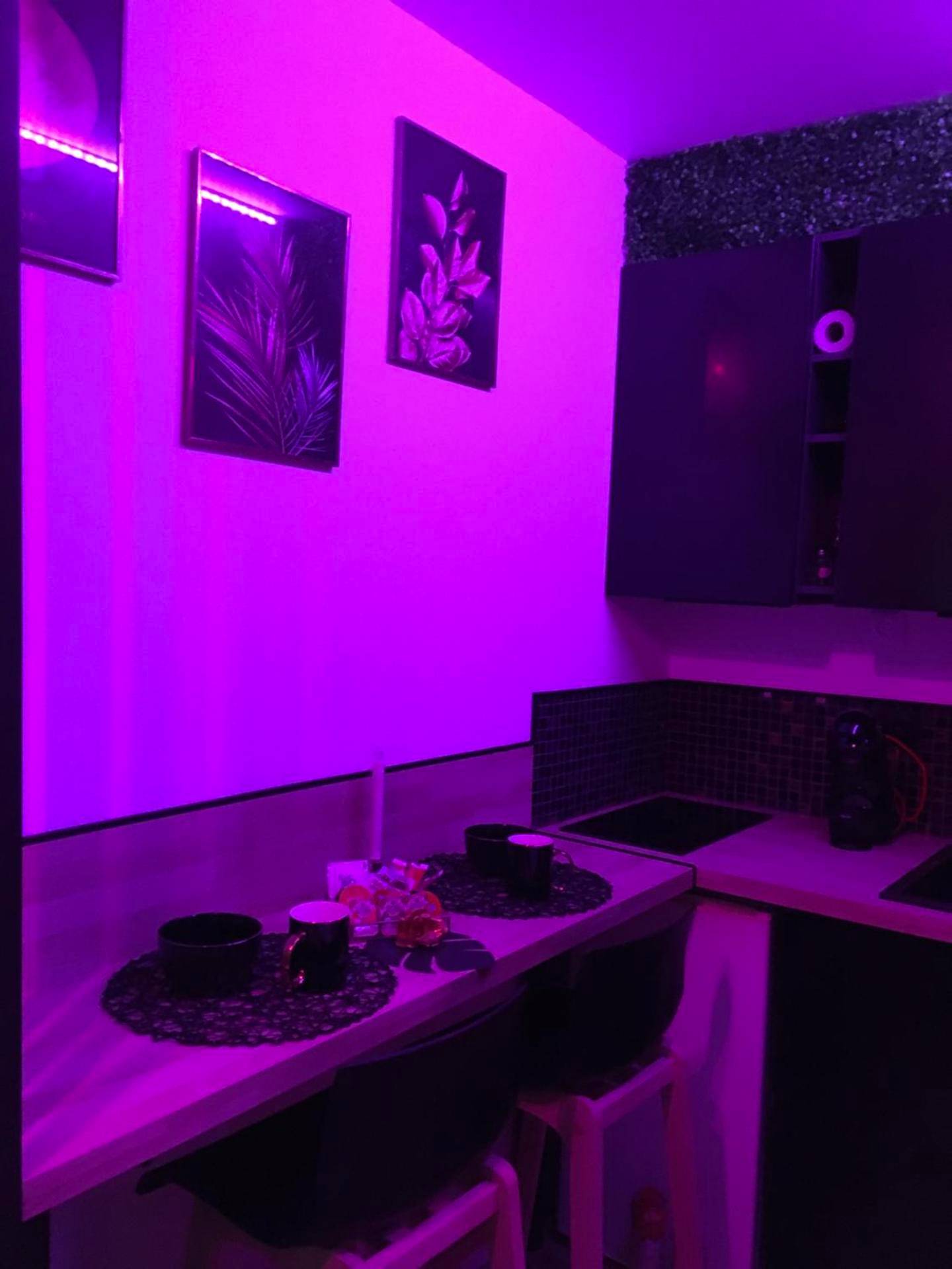 Espace cuisine et repas sous lumière néon - Heavenly Love