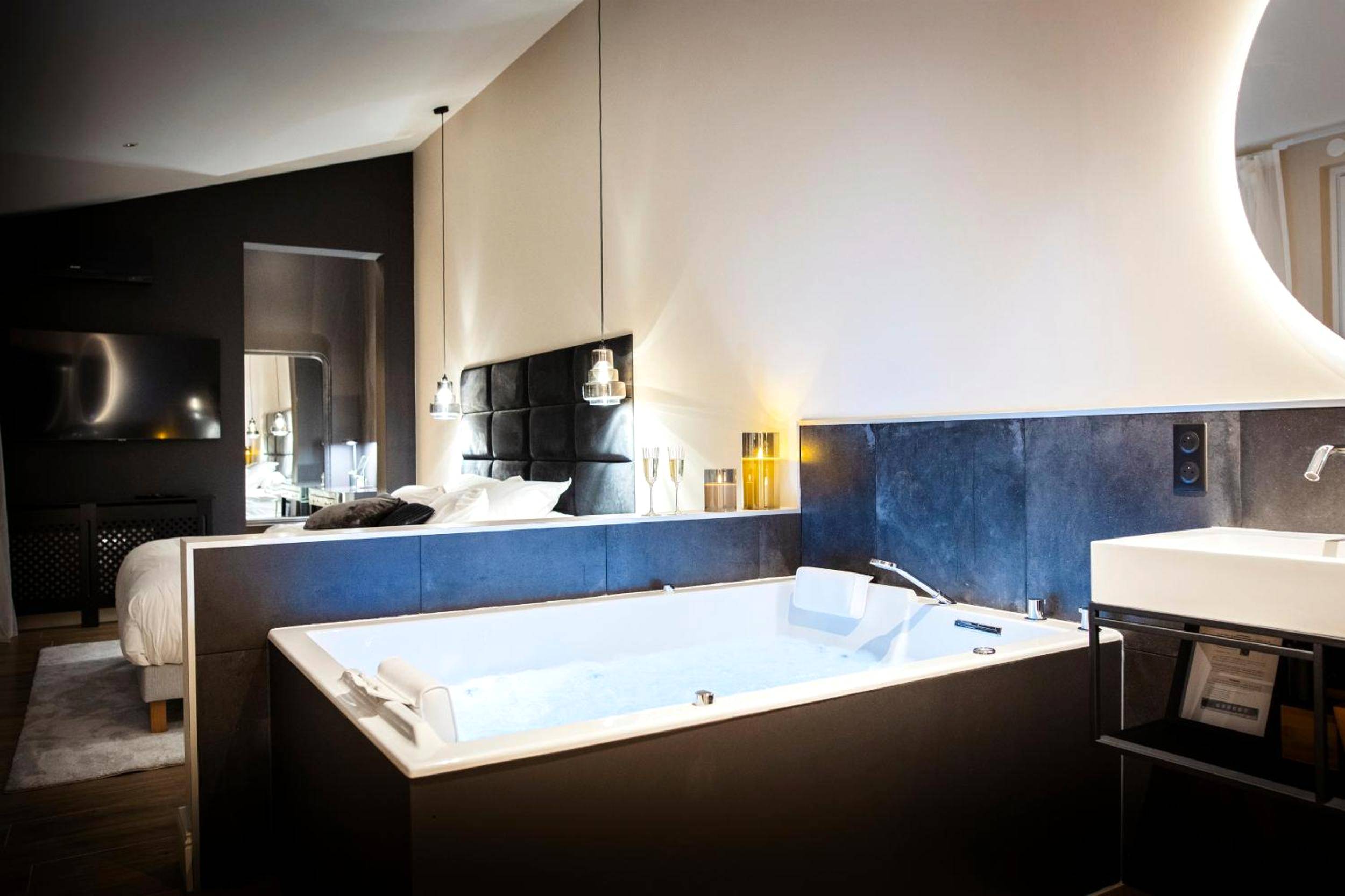 Suite avec jacuzzi privatif et lit king size - Hédoné Suite de luxe et Spa privatif