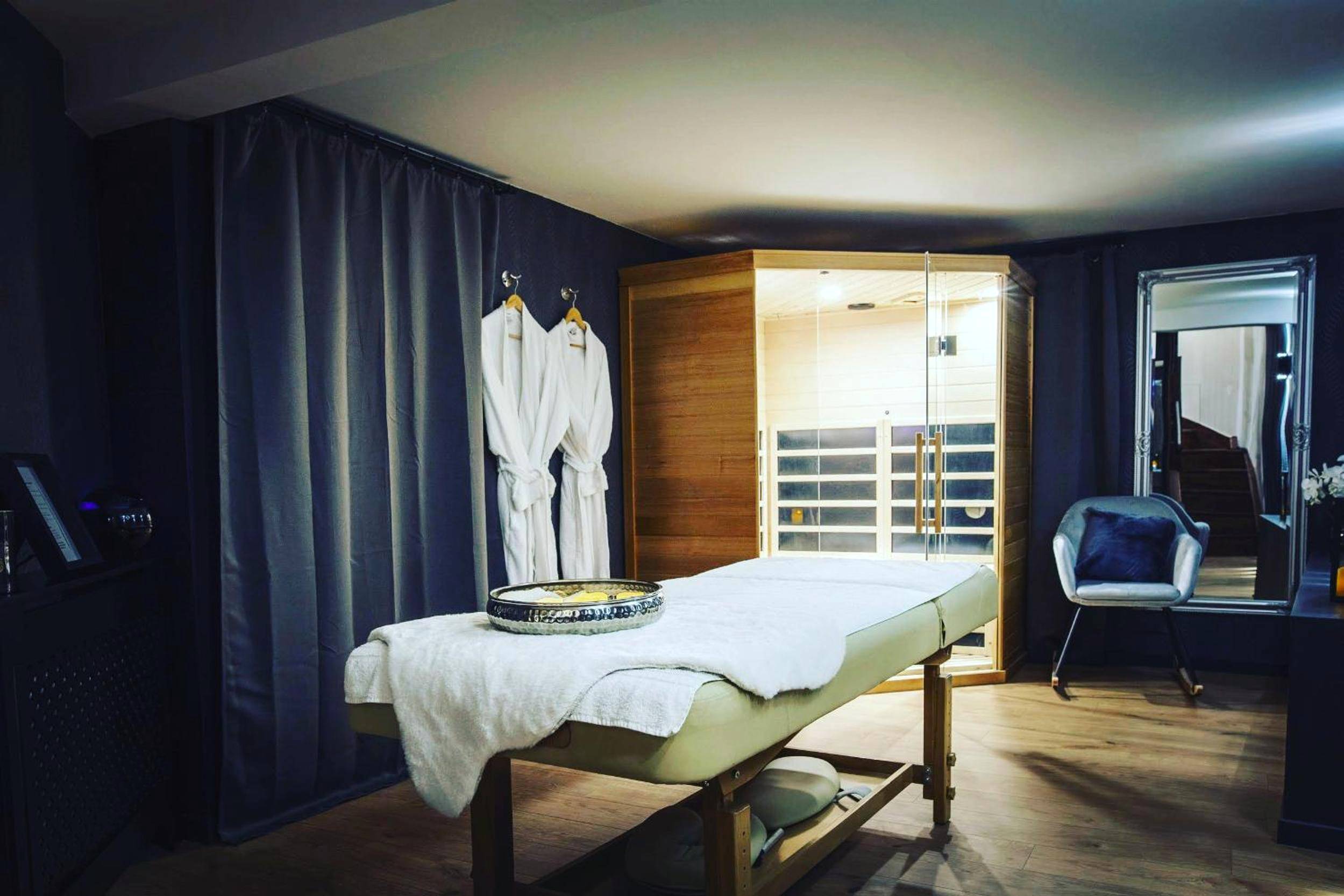 Espace bien - être avec sauna et table de massage - Hédoné Suite de luxe et Spa privatif