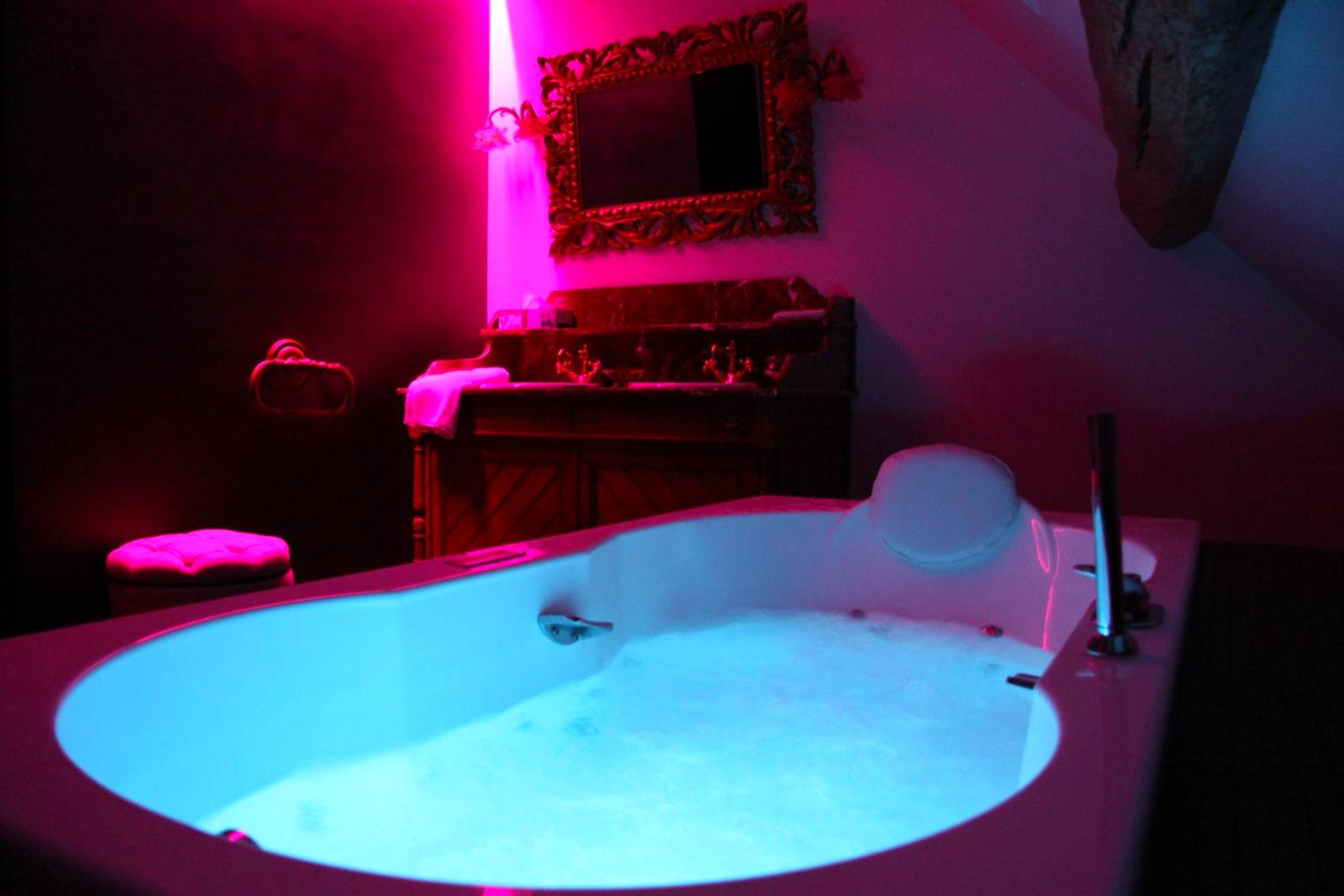 Baignoire balnéo avec éclairage bleu et rose - Love Room Rochefort - en - Yvelines - L'Hibernie