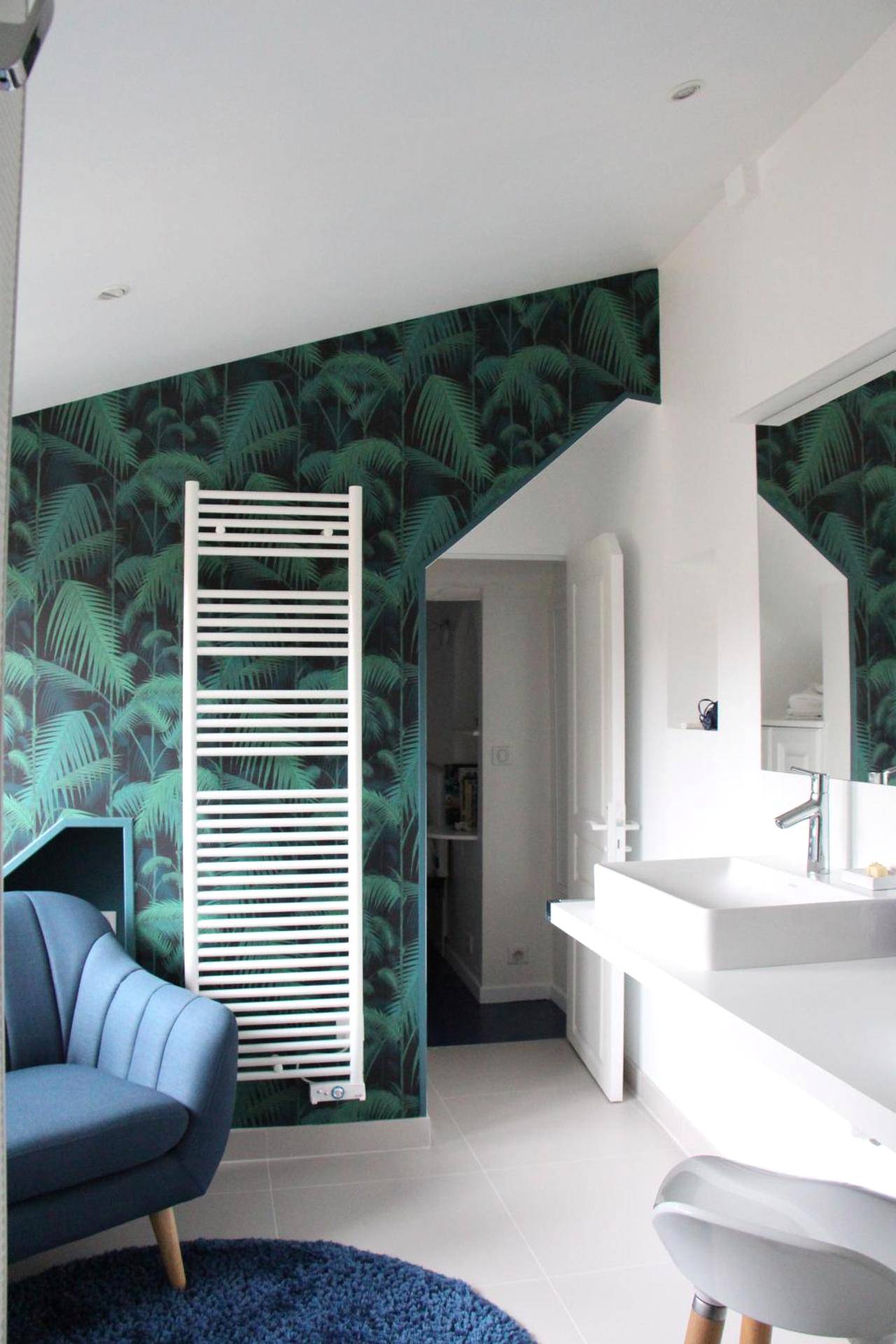 Salle de bain moderne avec papier peint jungle - L'Hibernie