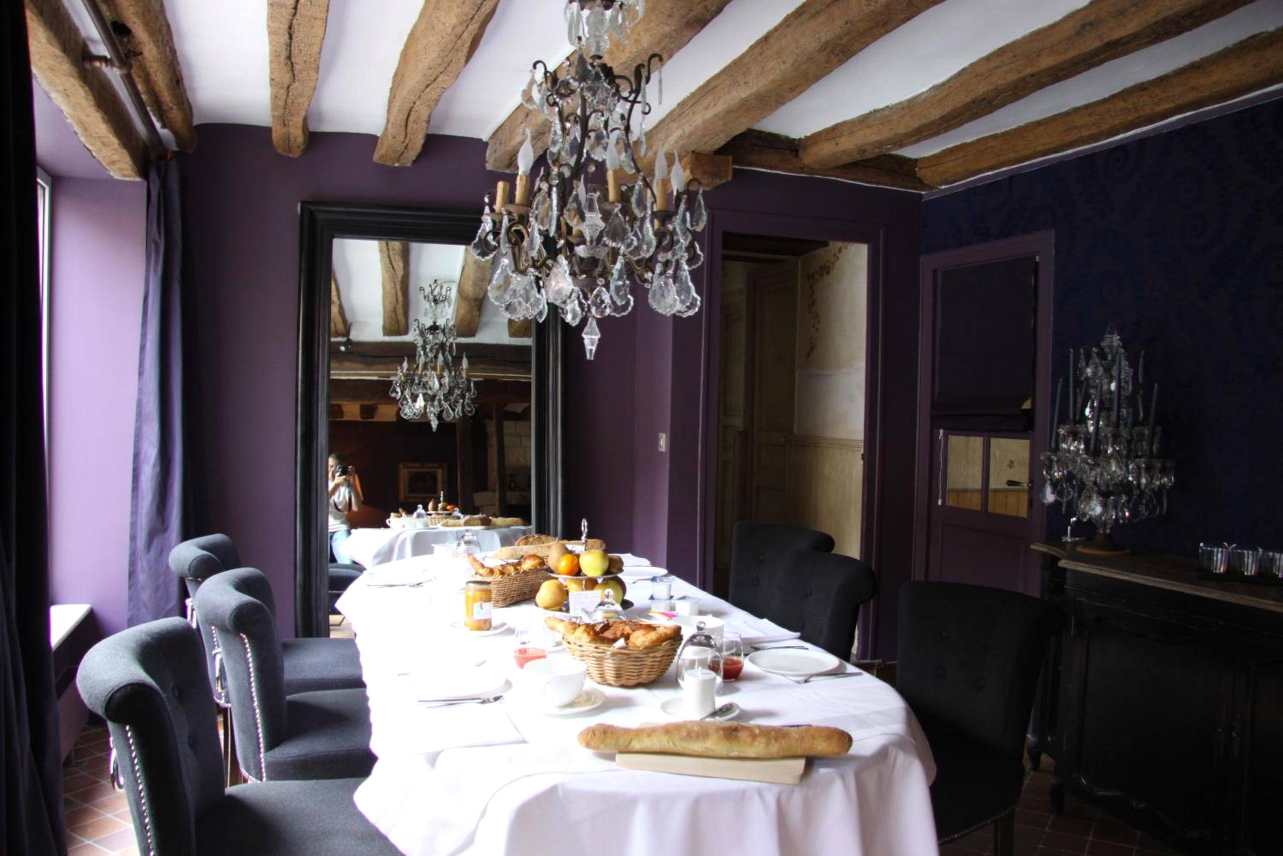 Salle à manger de charme avec lustres à cristaux - L'Hibernie