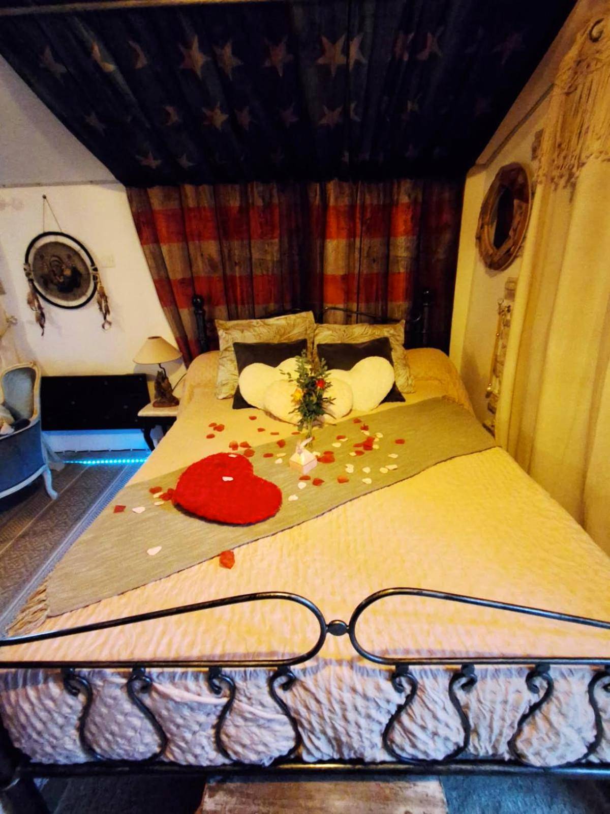 Lit double avec pétales et coussins en cœur - L'histoire de l'ouest , jacuzzi appartement