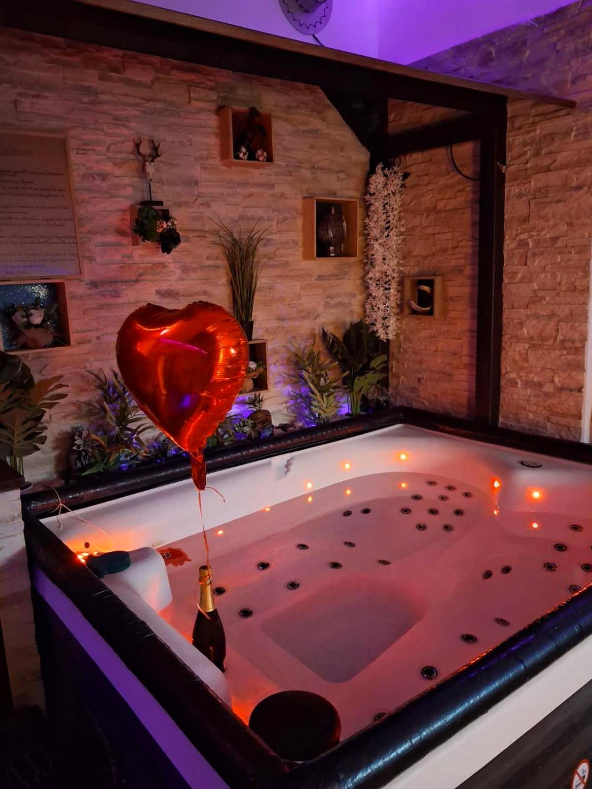 Photo du logement - L'histoire de l'ouest , jacuzzi appartement - Dole