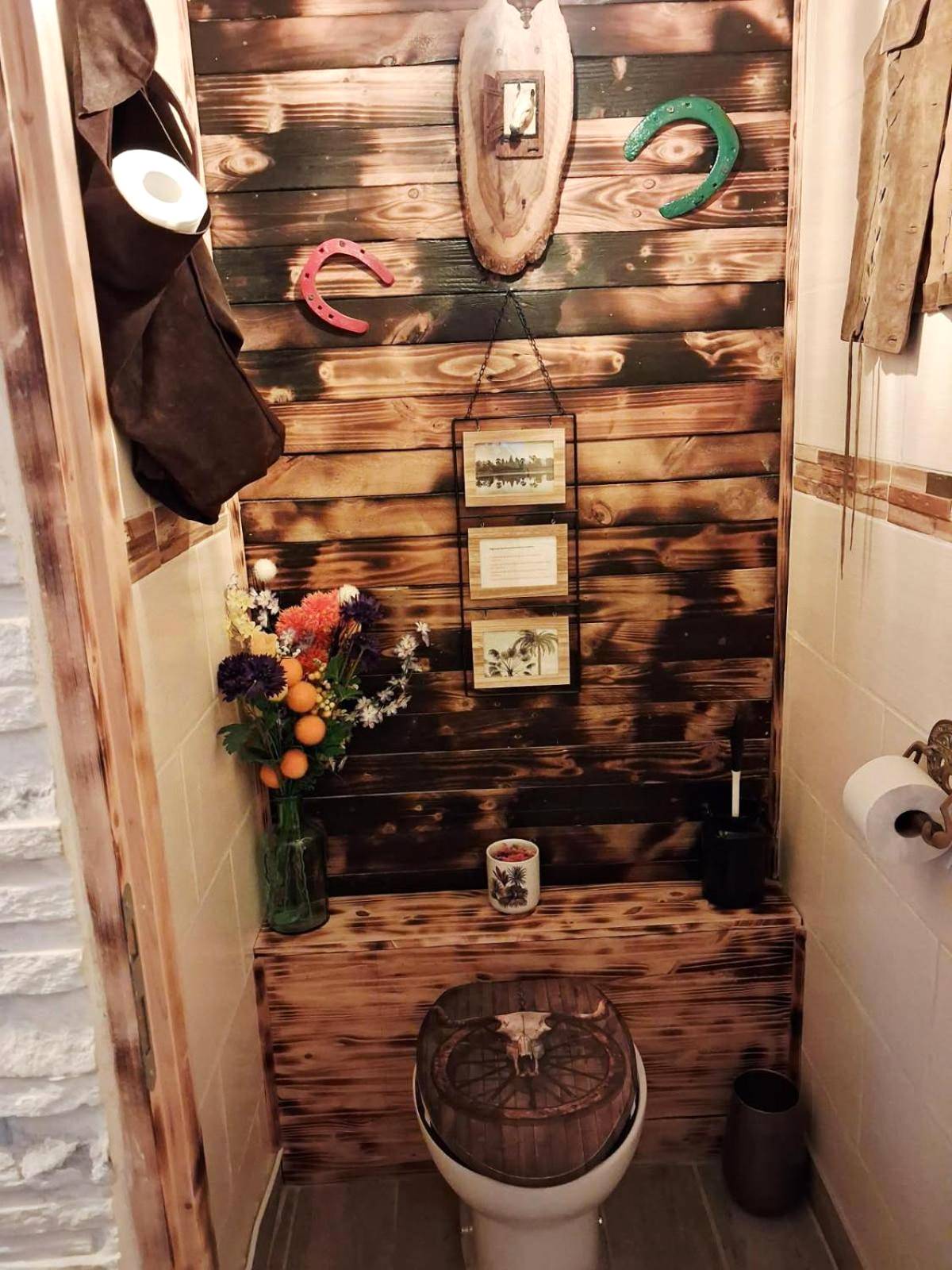 Toilettes avec décoration bois style western - L'histoire de l'ouest , jacuzzi appartement