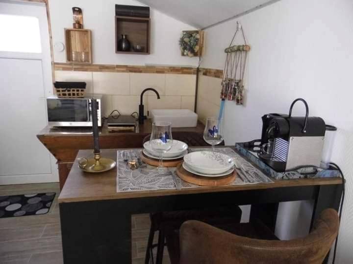 Espace repas et coin cuisine équipé - L'histoire de l'ouest , jacuzzi appartement