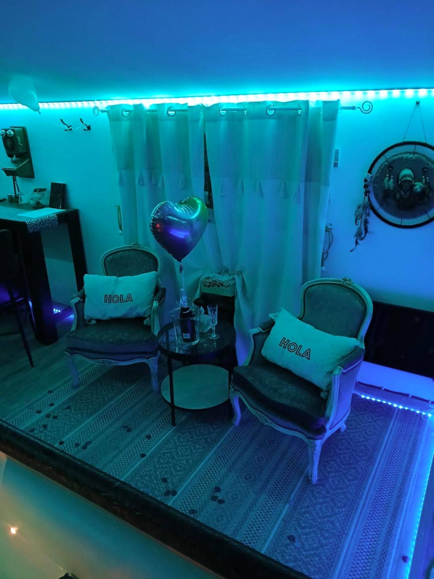 Coin salon romantique avec éclairage bleu - L'histoire de l'ouest , jacuzzi appartement