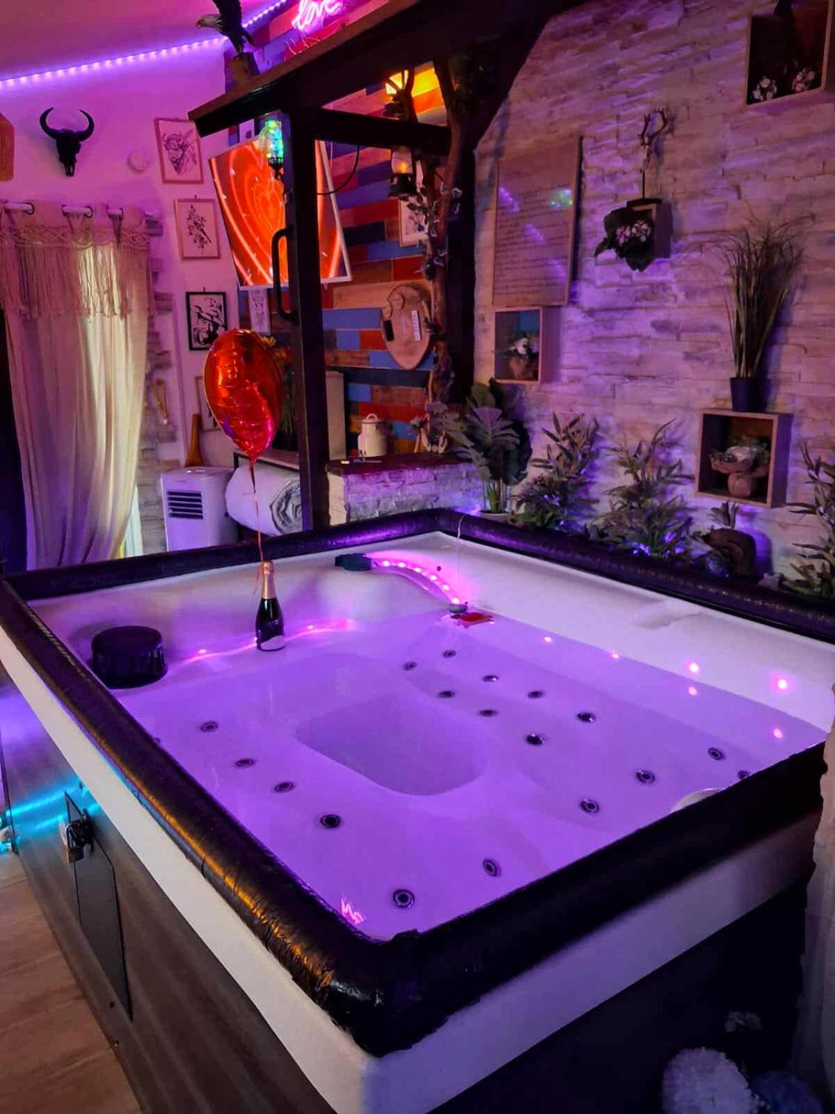 Photo du logement - L'histoire de l'ouest , jacuzzi appartement - Dole