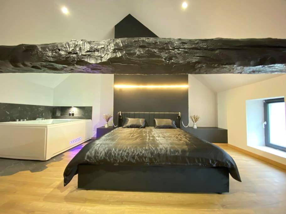 Chambre avec lit king size et jacuzzi - La Home Love location de séduction