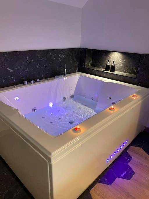 Jacuzzi privatif avec éclairage LED bleu - La Home Love location de séduction