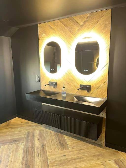 Double vasque noire avec miroirs rétroéclairés - La Home Love location de séduction