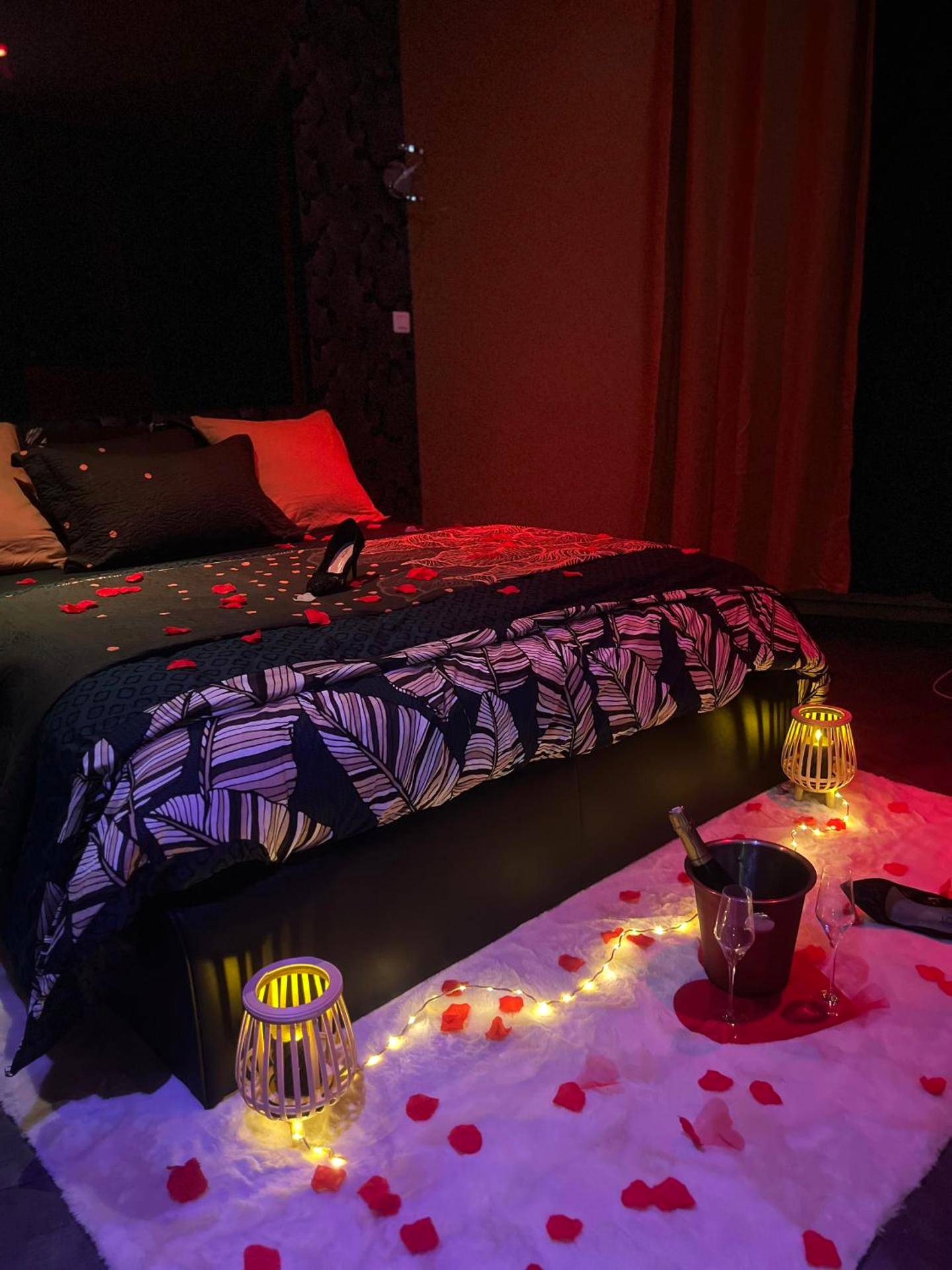 Lit décoré de pétales avec champagne au sol - HomeSparadise
