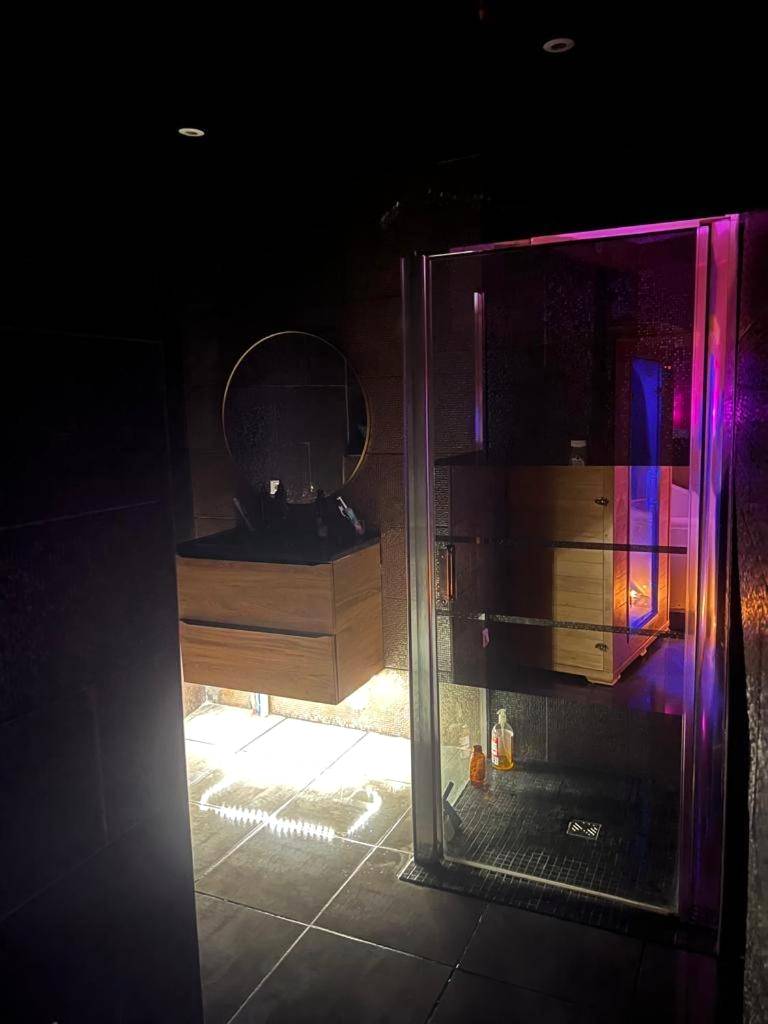 Salle d'eau moderne avec douche et sauna - HomeSparadise