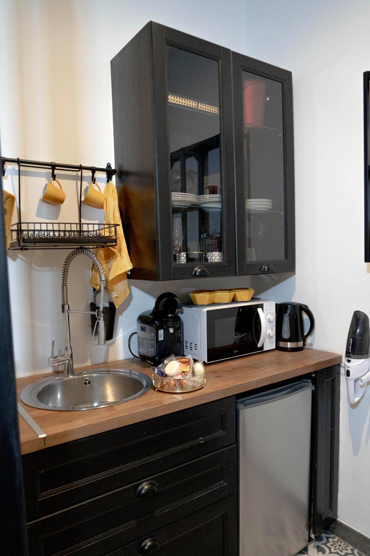 Kitchenette équipée avec micro - ondes et café - HomeSparadise