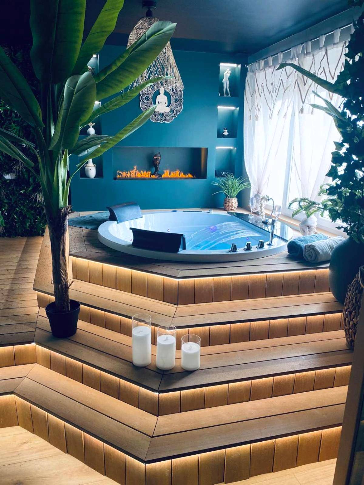 Jacuzzi sur estrade en bois avec cheminée - Love Room Campremy - Hors du temps, Suites Romantiques