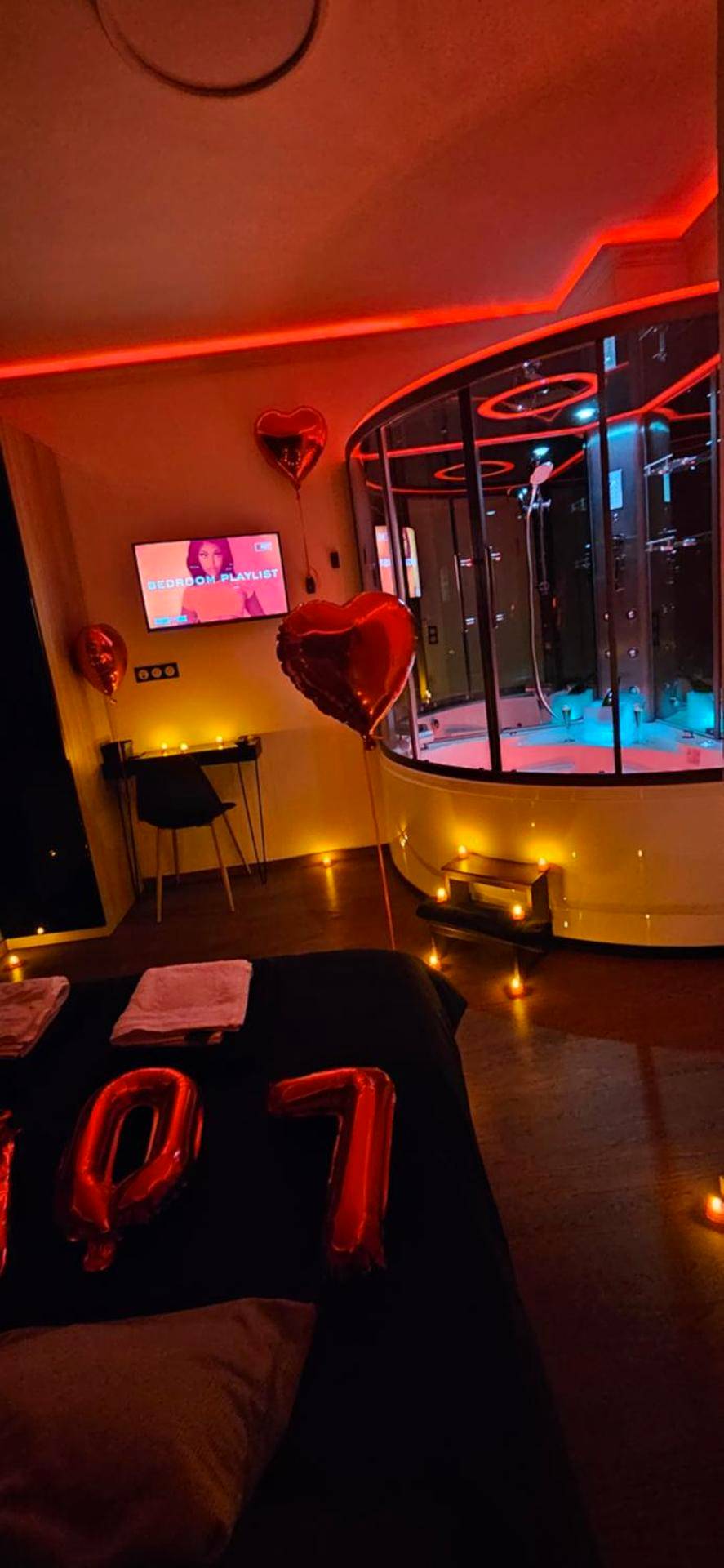 Jacuzzi privatif et ballons en forme de cœur - Love Room Amiens - L'Hortillon