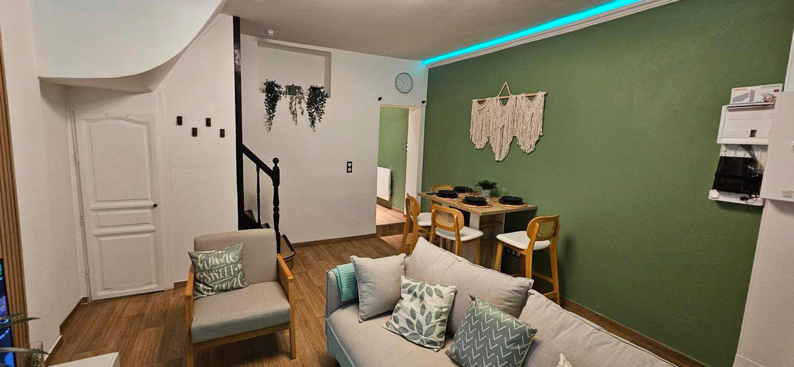 Salon avec canapé, fauteuil et coin repas - L'Hortillon