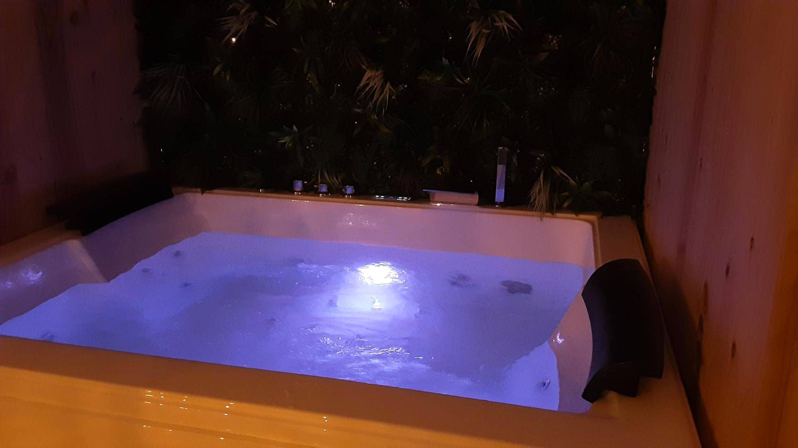 Photo du logement - HOTEL DU BERRY - Loveroom avec Sauna, Hammam, Jacuzzi privatifs - Reuilly