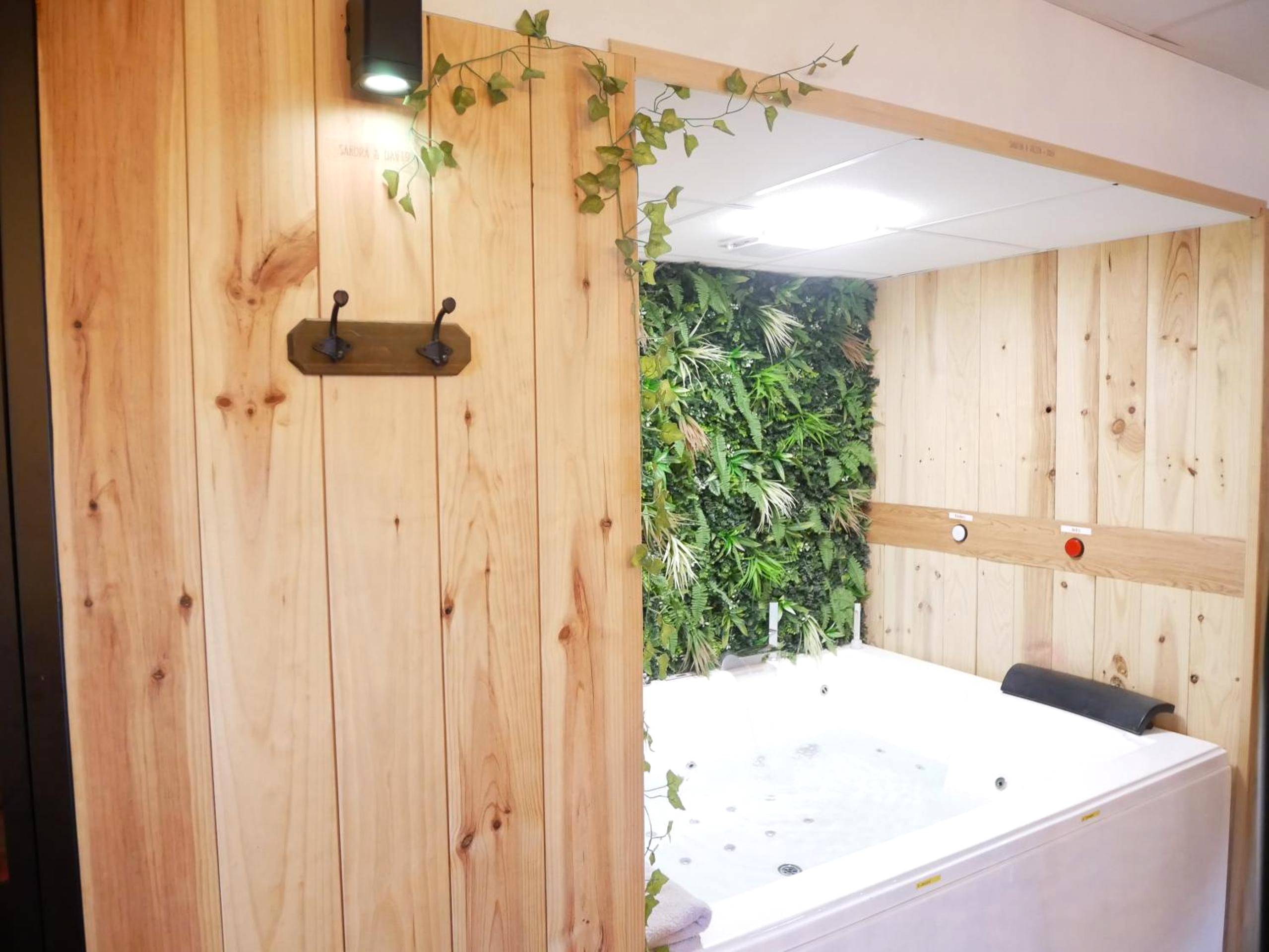 Jacuzzi privatif dans espace boisé et végétal - HOTEL DU BERRY - Loveroom avec Sauna, Hammam, Jacuzzi privatifs