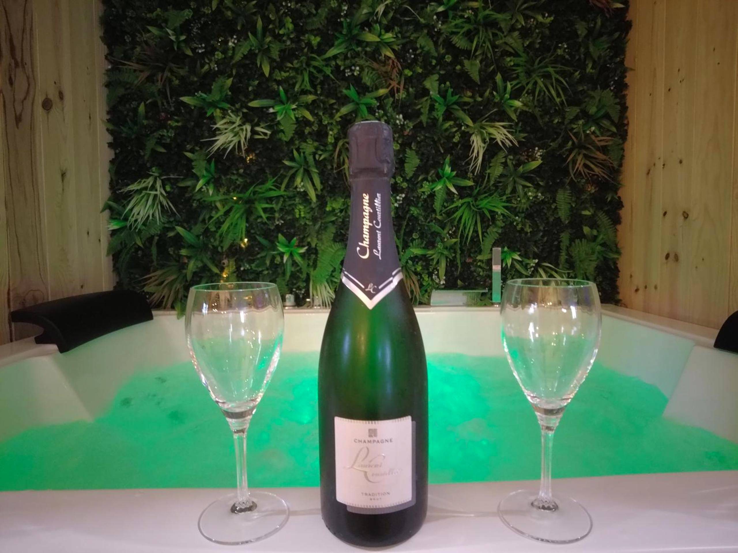 Photo du logement - HOTEL DU BERRY - Loveroom avec Sauna, Hammam, Jacuzzi privatifs - Reuilly