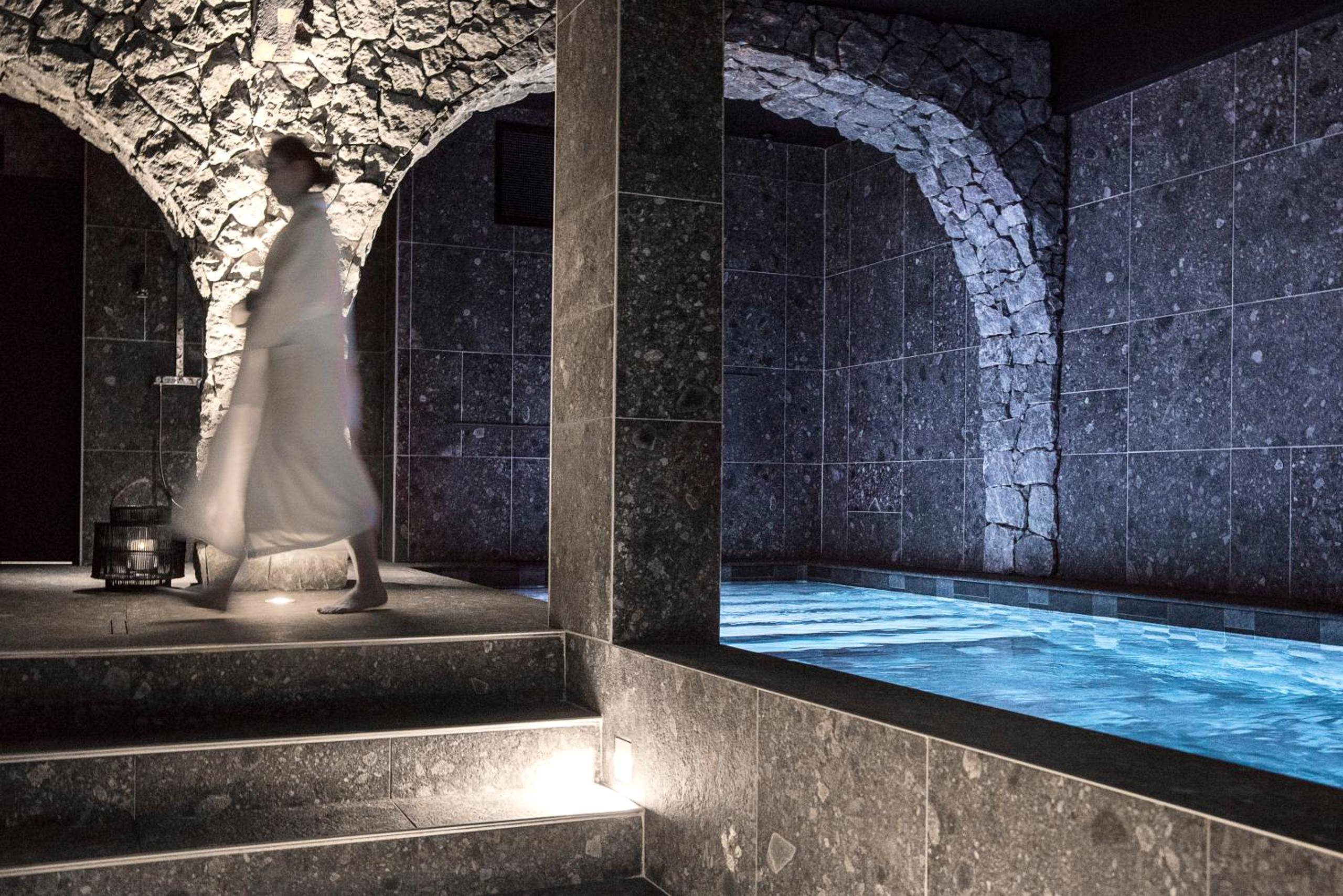 Piscine intérieure sous voûtes en pierre - Love Room Chambéry - Petit Hôtel Confidentiel