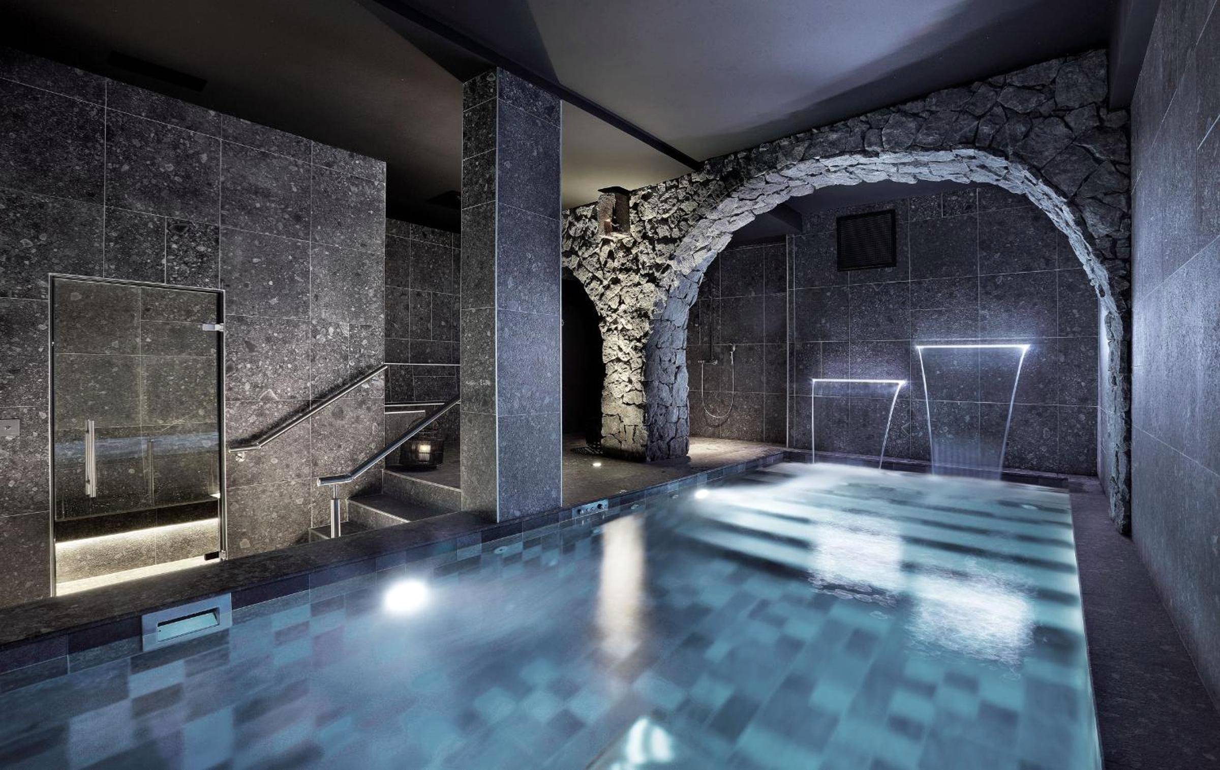 Bassin de relaxation avec cascades intégrées - Petit Hôtel Confidentiel