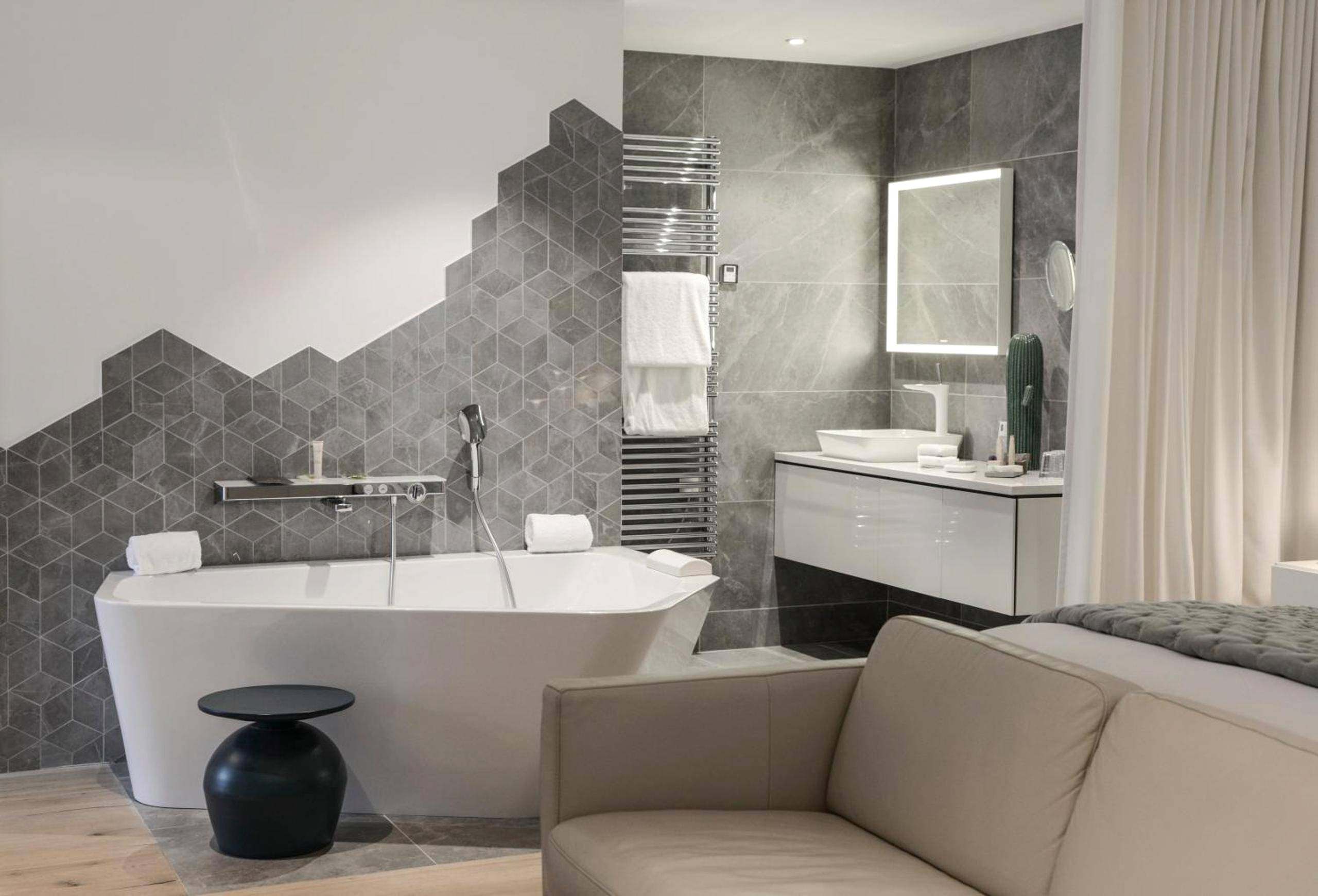 Baignoire îlot design et salle de bain moderne - Petit Hôtel Confidentiel