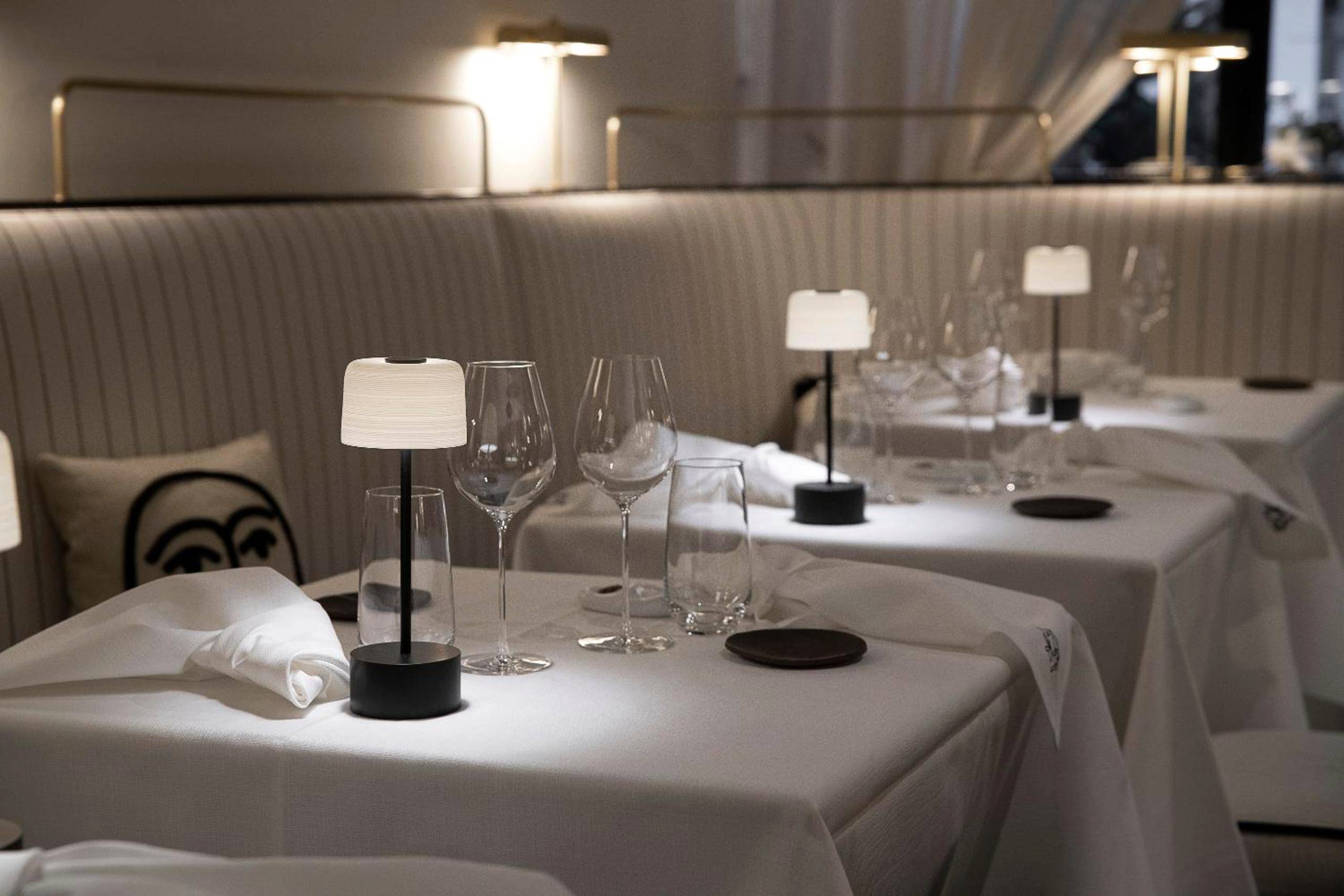 Tables dressées avec lampes d'ambiance - Petit Hôtel Confidentiel