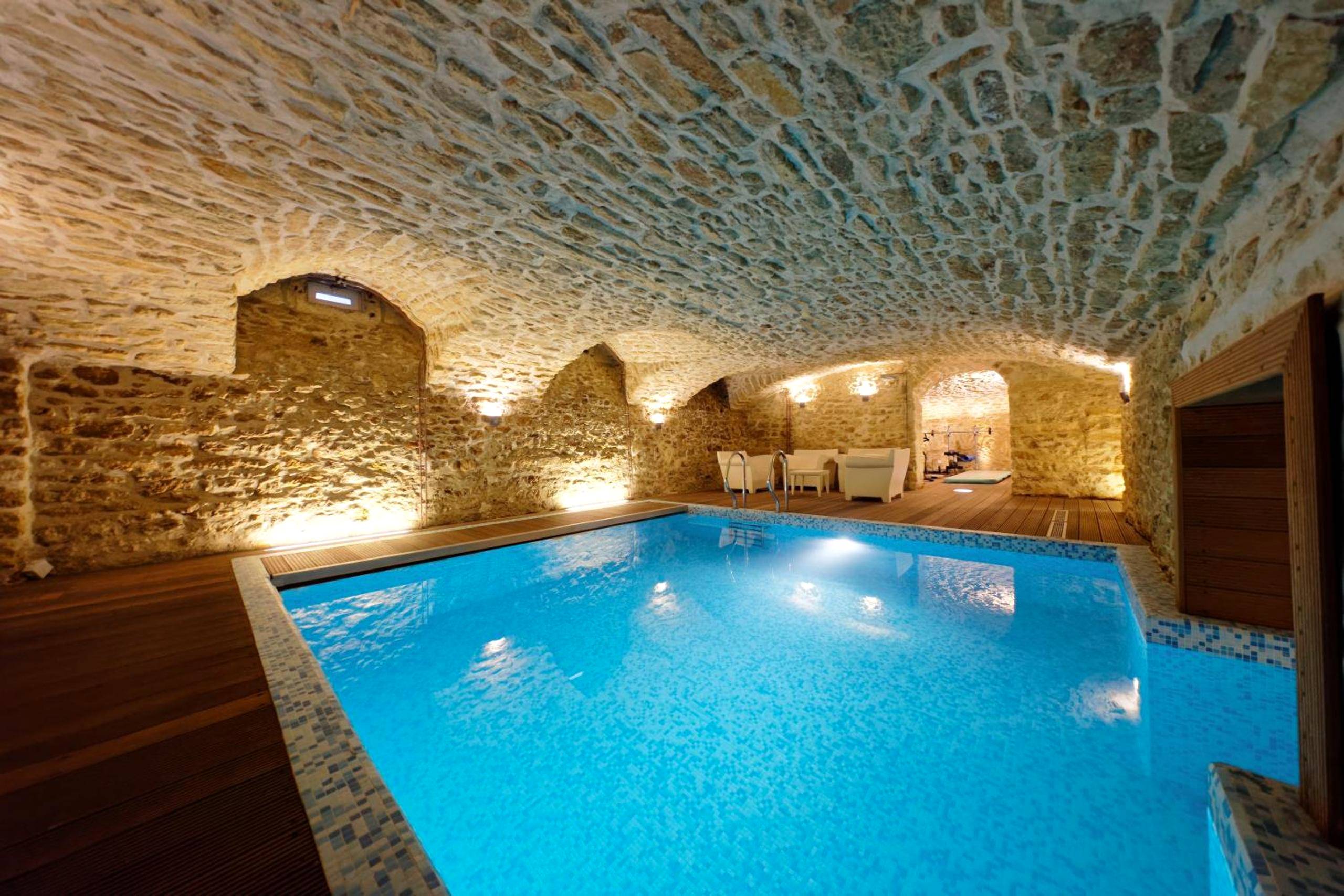 Piscine intérieure sous voûte en pierre - Love Room Le Mans - L'HOTEL PARTICULIER - LE MANS
