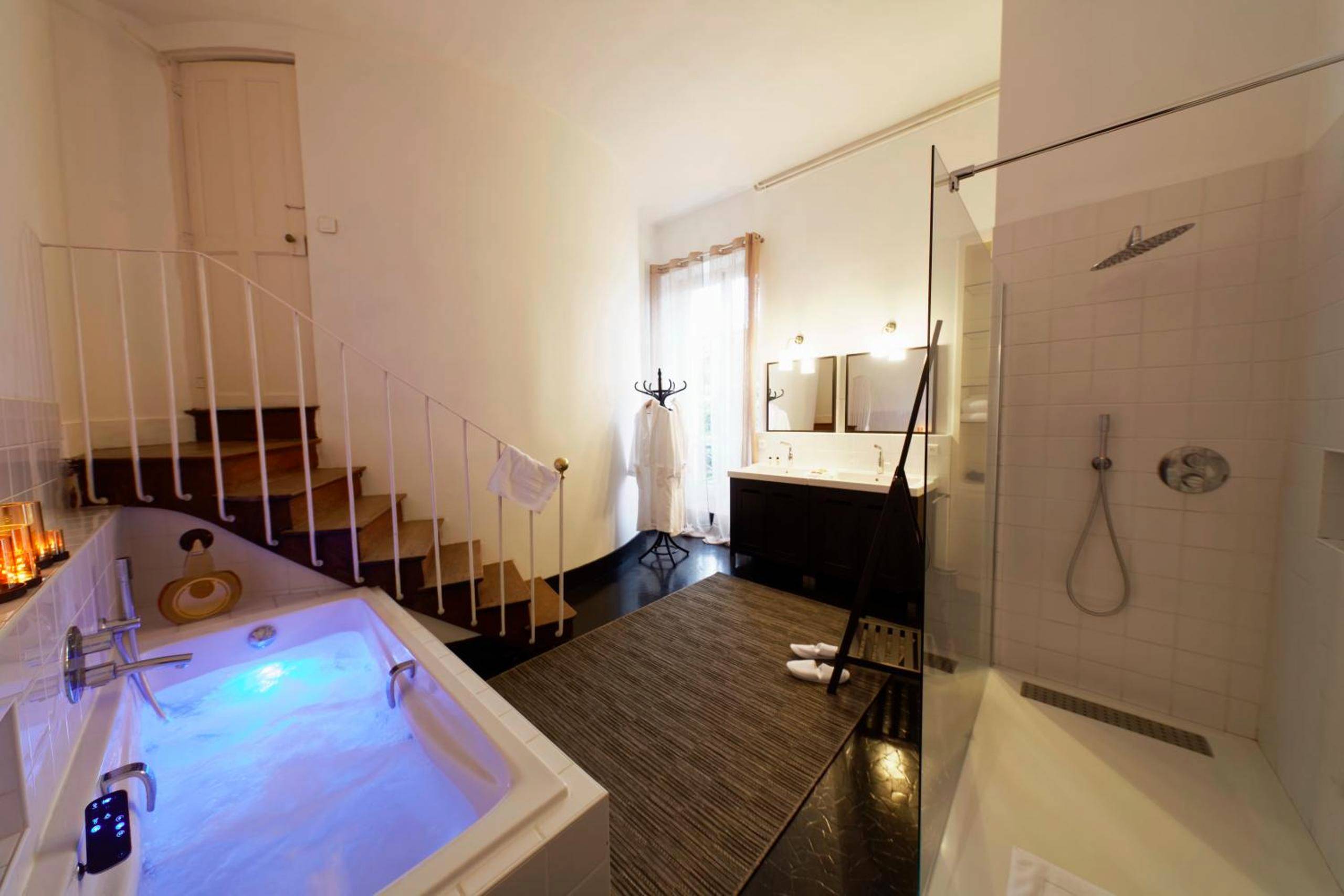 Baignoire balnéo lumineuse et douche à l'italienne - L'HOTEL PARTICULIER - LE MANS