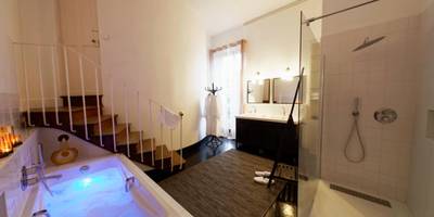 Baignoire balnéo lumineuse et douche à l'italienne - L'HOTEL PARTICULIER - LE MANS