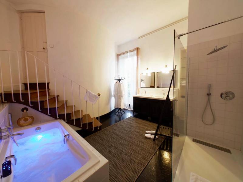 Baignoire balnéo lumineuse et douche à l'italienne - L'HOTEL PARTICULIER - LE MANS