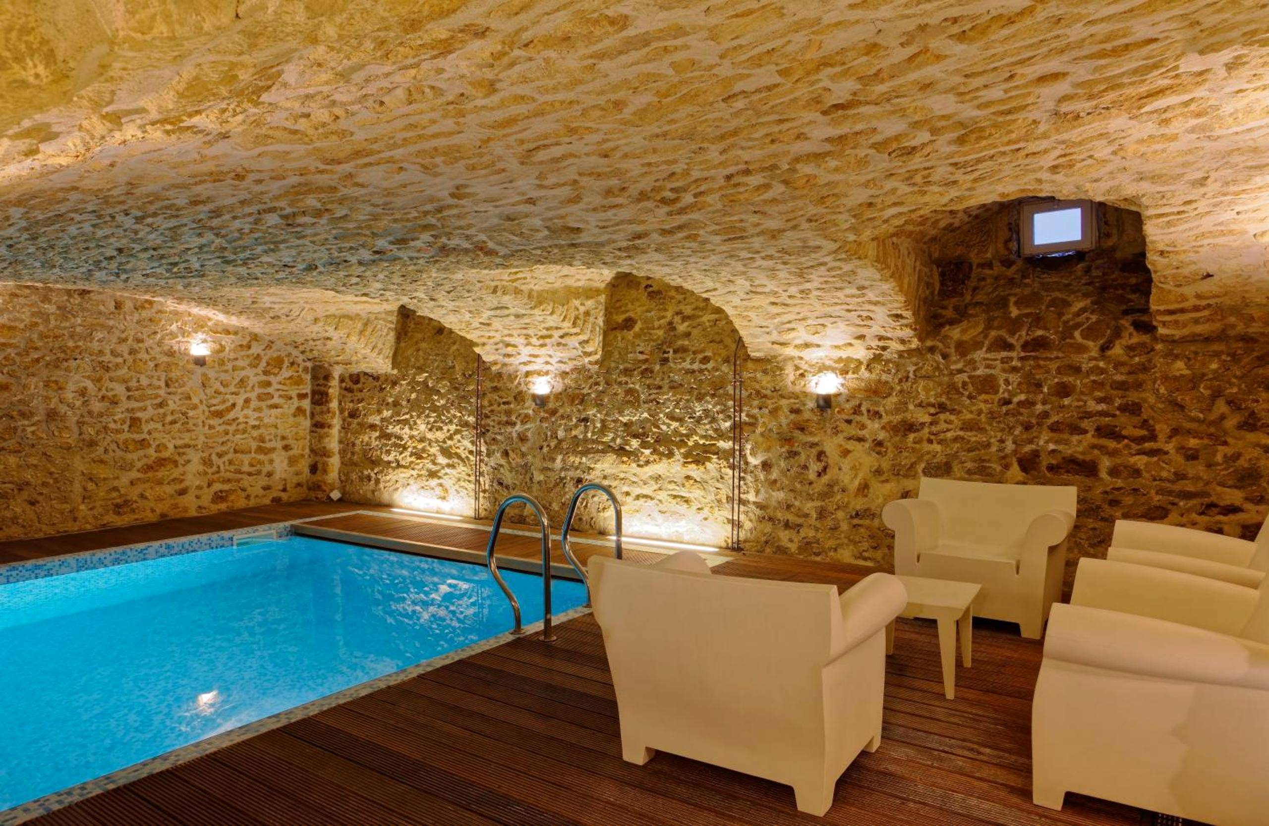 Espace détente avec fauteuils au bord de l'eau - L'HOTEL PARTICULIER - LE MANS