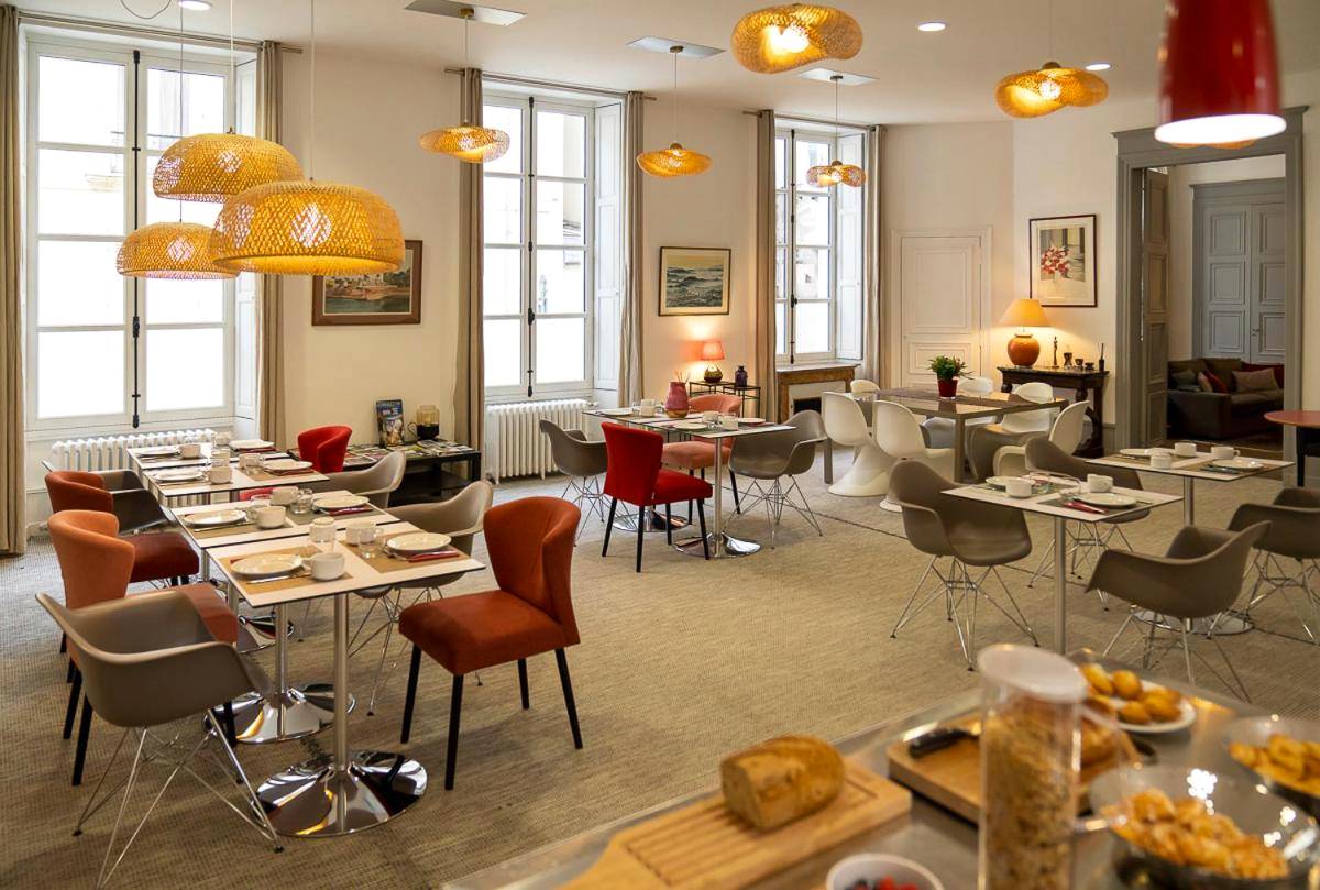 Salle de petit - déjeuner lumineuse et moderne - L'HOTEL PARTICULIER - LE MANS