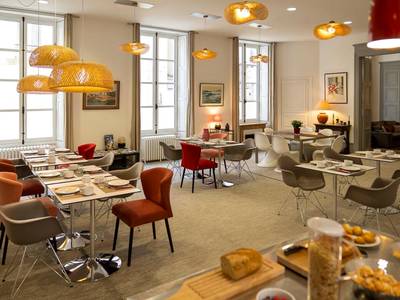 Salle de petit - déjeuner lumineuse et moderne - L'HOTEL PARTICULIER - LE MANS