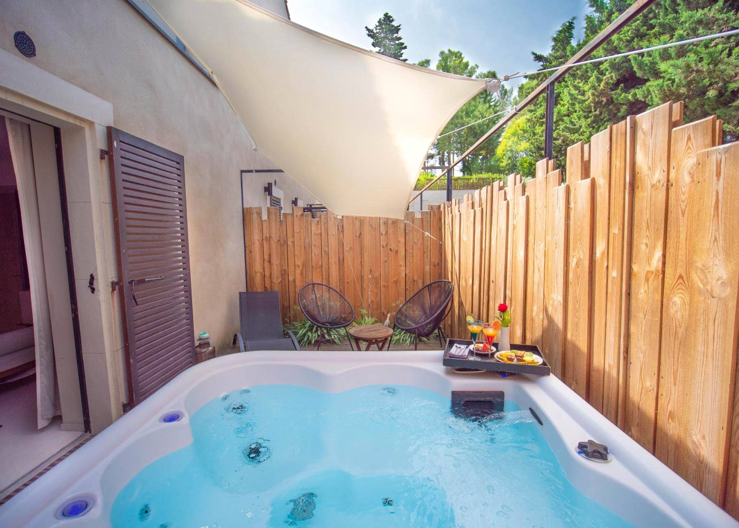 Jacuzzi extérieur privatif sous voile d'ombrage - Hotel Pont Levis - Franck Putelat