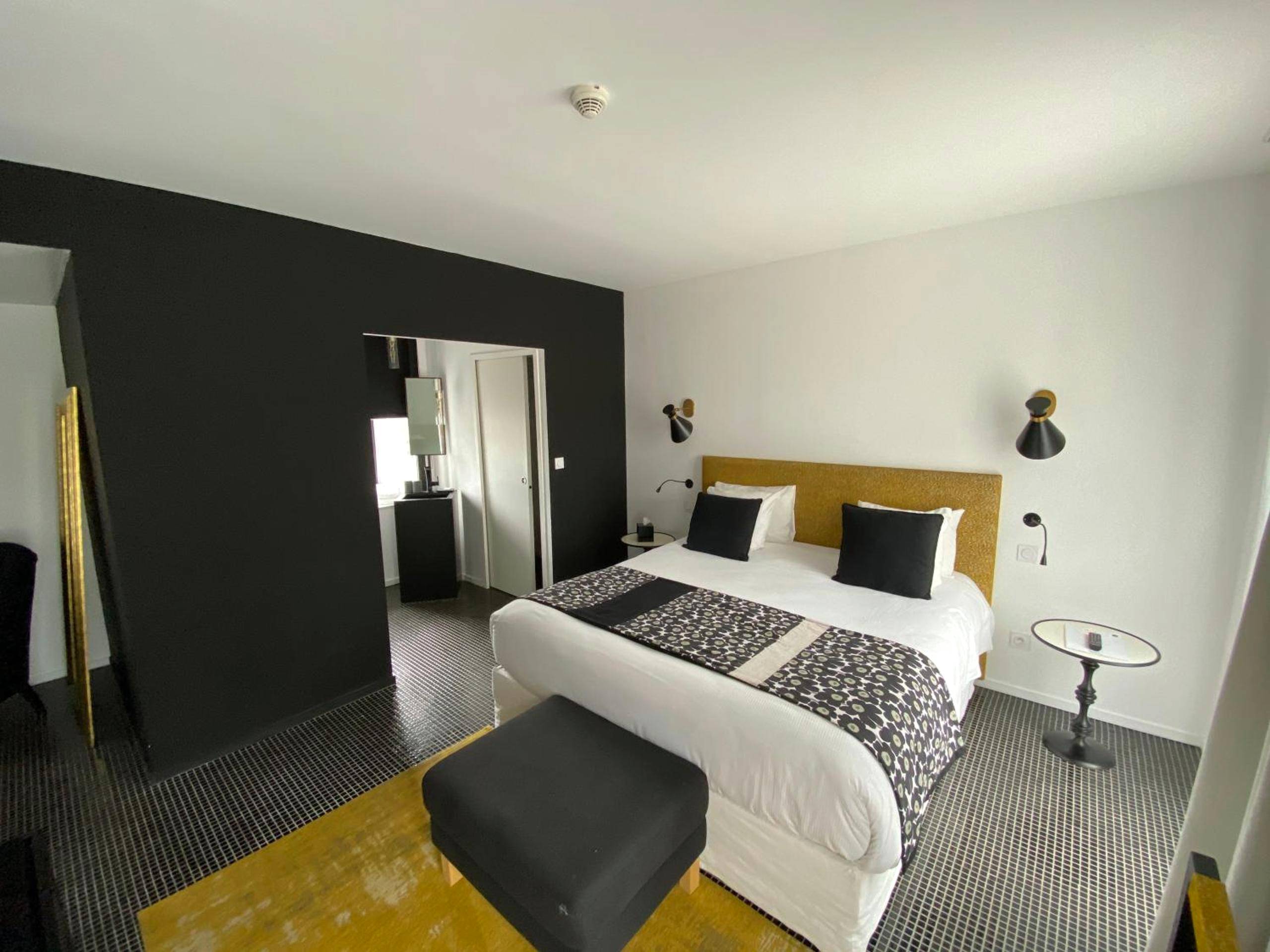 Chambre moderne avec lit king size et mur noir - Hotel Pont Levis - Franck Putelat