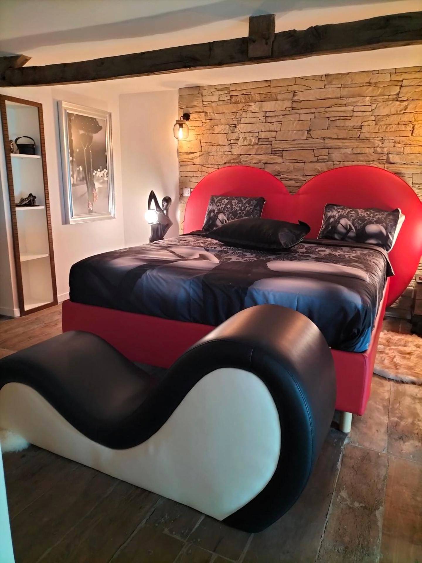 Lit avec tête de lit cœur et divan tantrique - Love Room Callac - Love room, L'idyle loft érotique détente