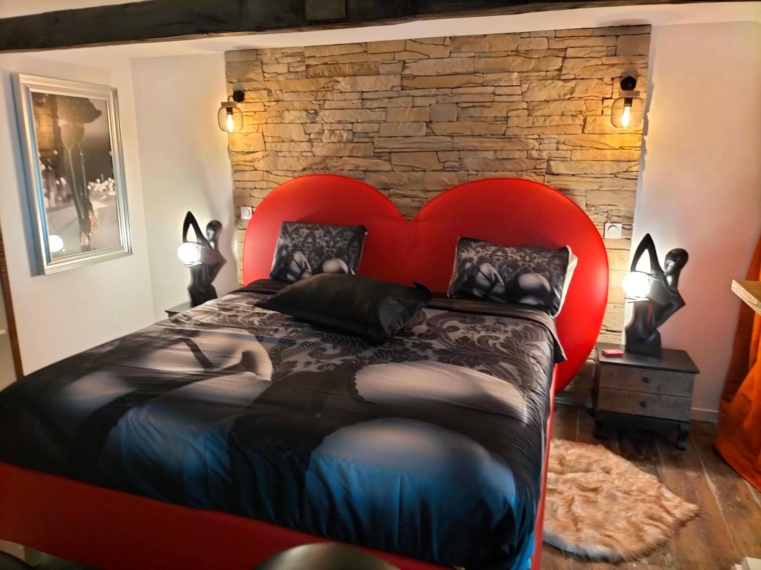 Chambre avec mur de pierre et lit thématique - Love room, L'idyle loft érotique détente