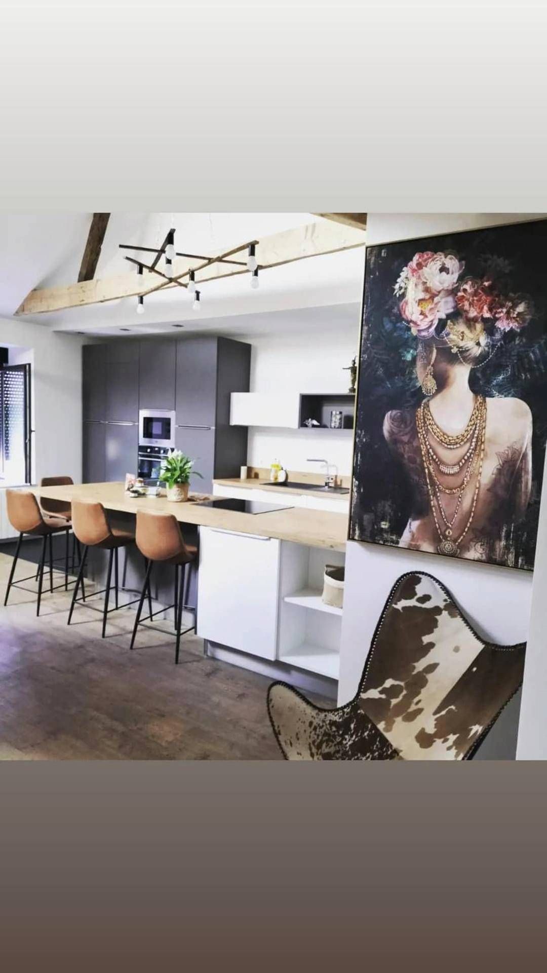 Cuisine équipée avec îlot central et tabourets - Love room, L'idyle loft érotique détente