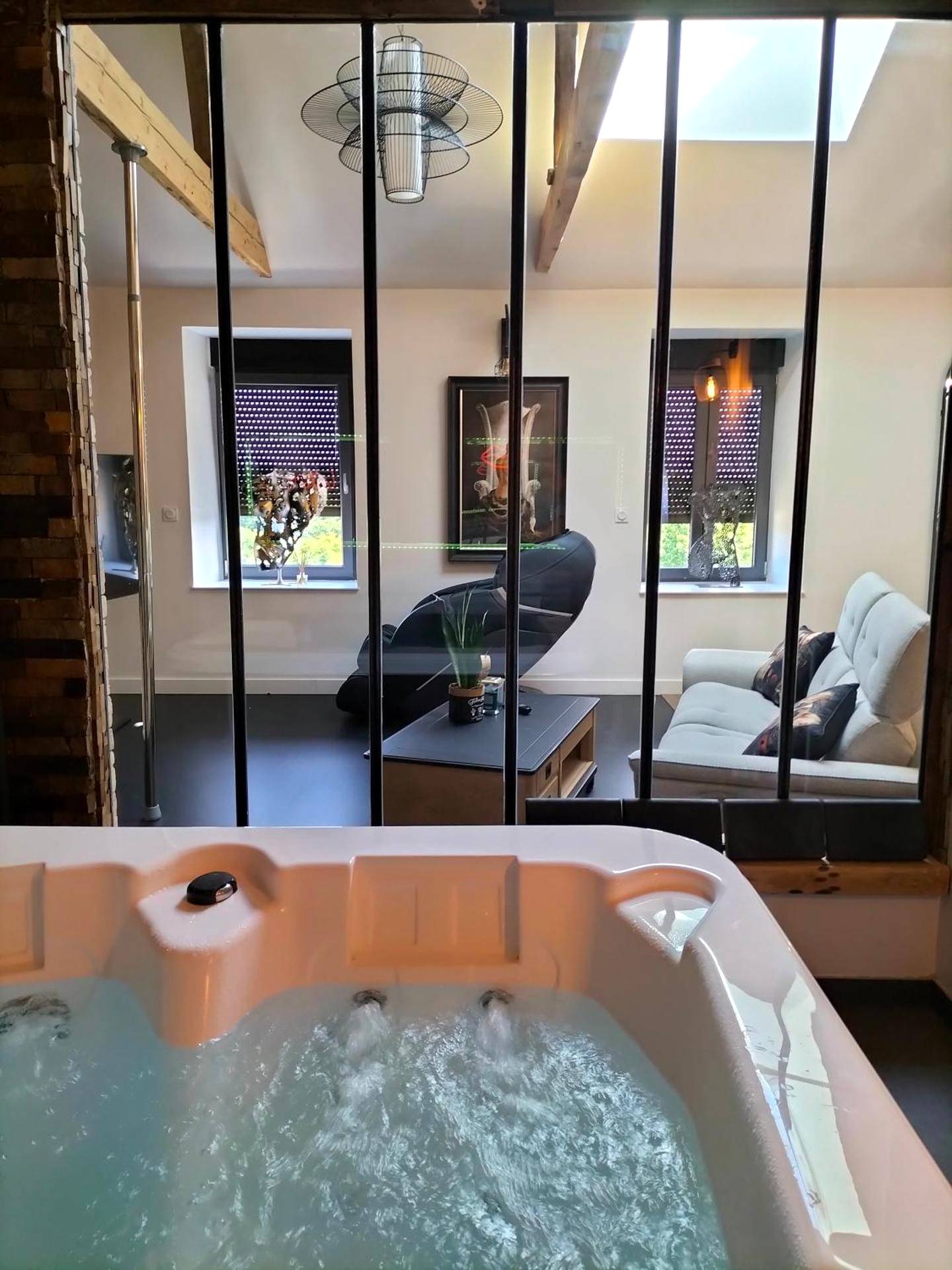 Vue du salon depuis le jacuzzi bouillonnant - Love room, L'idyle loft érotique détente