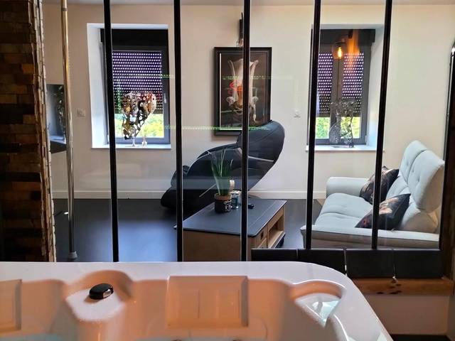 Vue du salon depuis le jacuzzi bouillonnant - Love room, L'idyle loft érotique détente