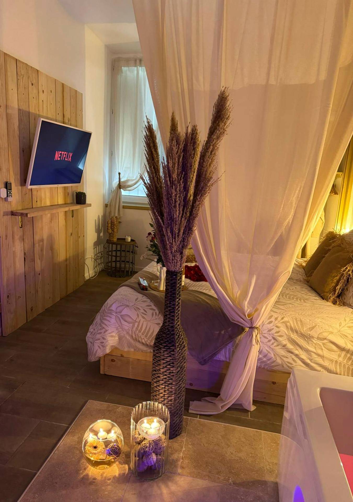 Lit à baldaquin et télévision murale - Love Room Carcassonne - l'Idylle - Coeur de Bastide - balnéo - Clim