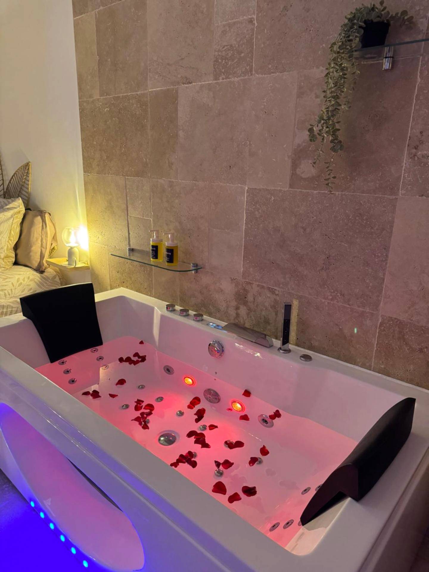 Baignoire balnéo avec pétales de rose - l'Idylle - Coeur de Bastide - balnéo - Clim