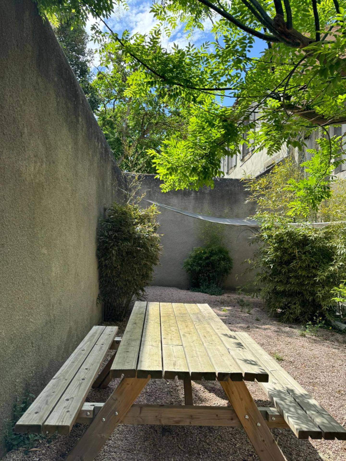 Table de pique - nique en bois dans jardin clos - l'Idylle - Coeur de Bastide - balnéo - Clim