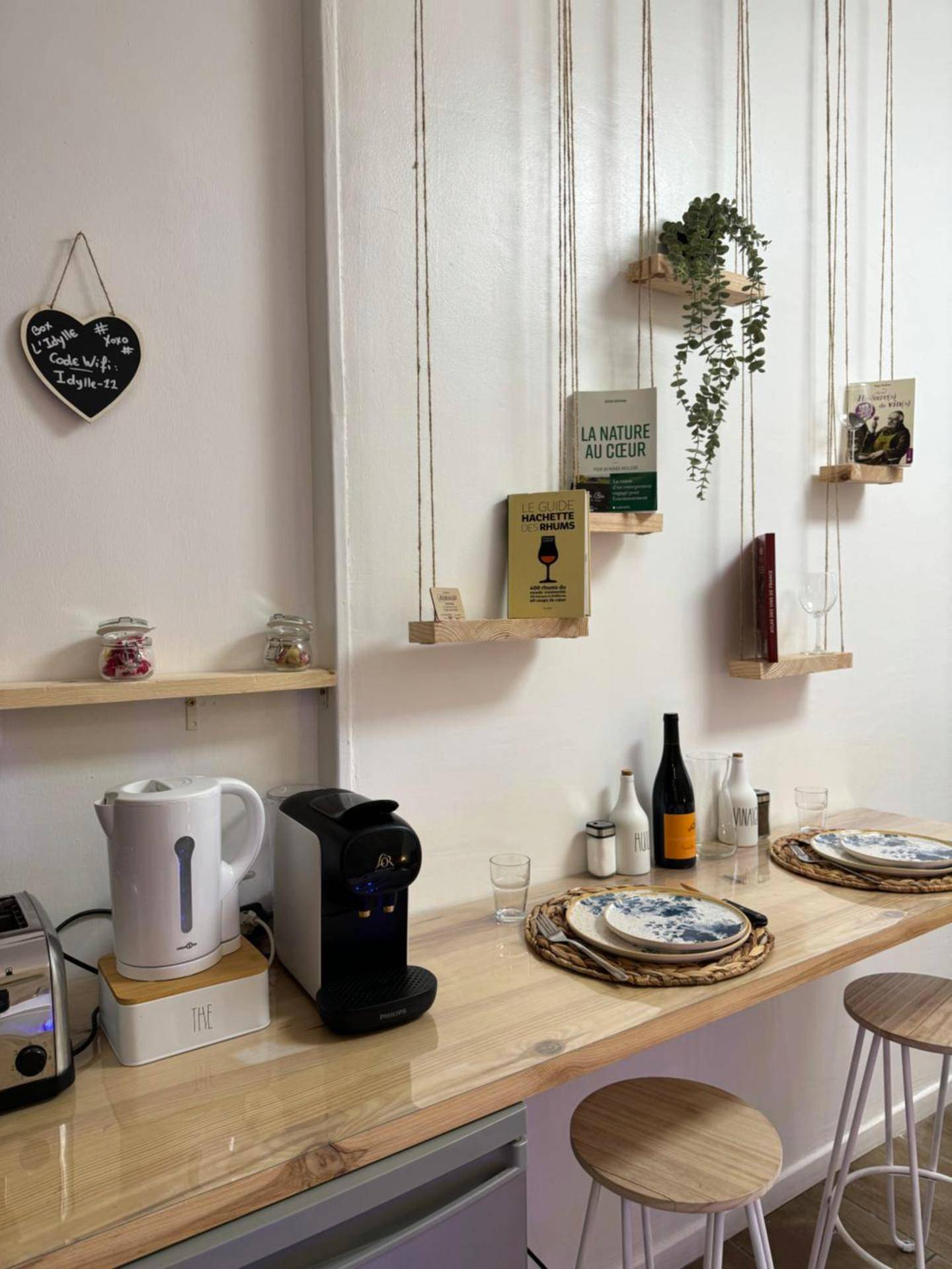 Espace repas avec tabourets et machine à café - l'Idylle - Coeur de Bastide - balnéo - Clim