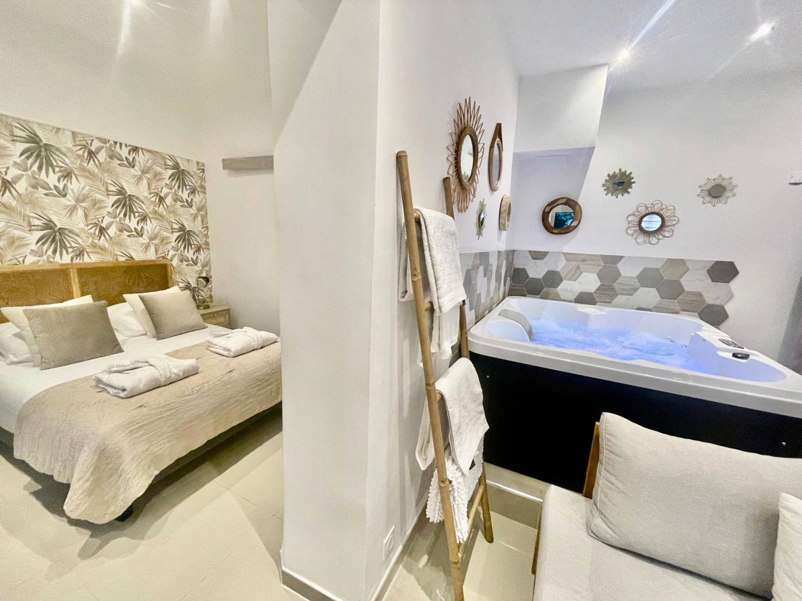 Chambre avec lit double et jacuzzi privatif - Love Room L'Isle - sur - la - Sorgue - L’idylle